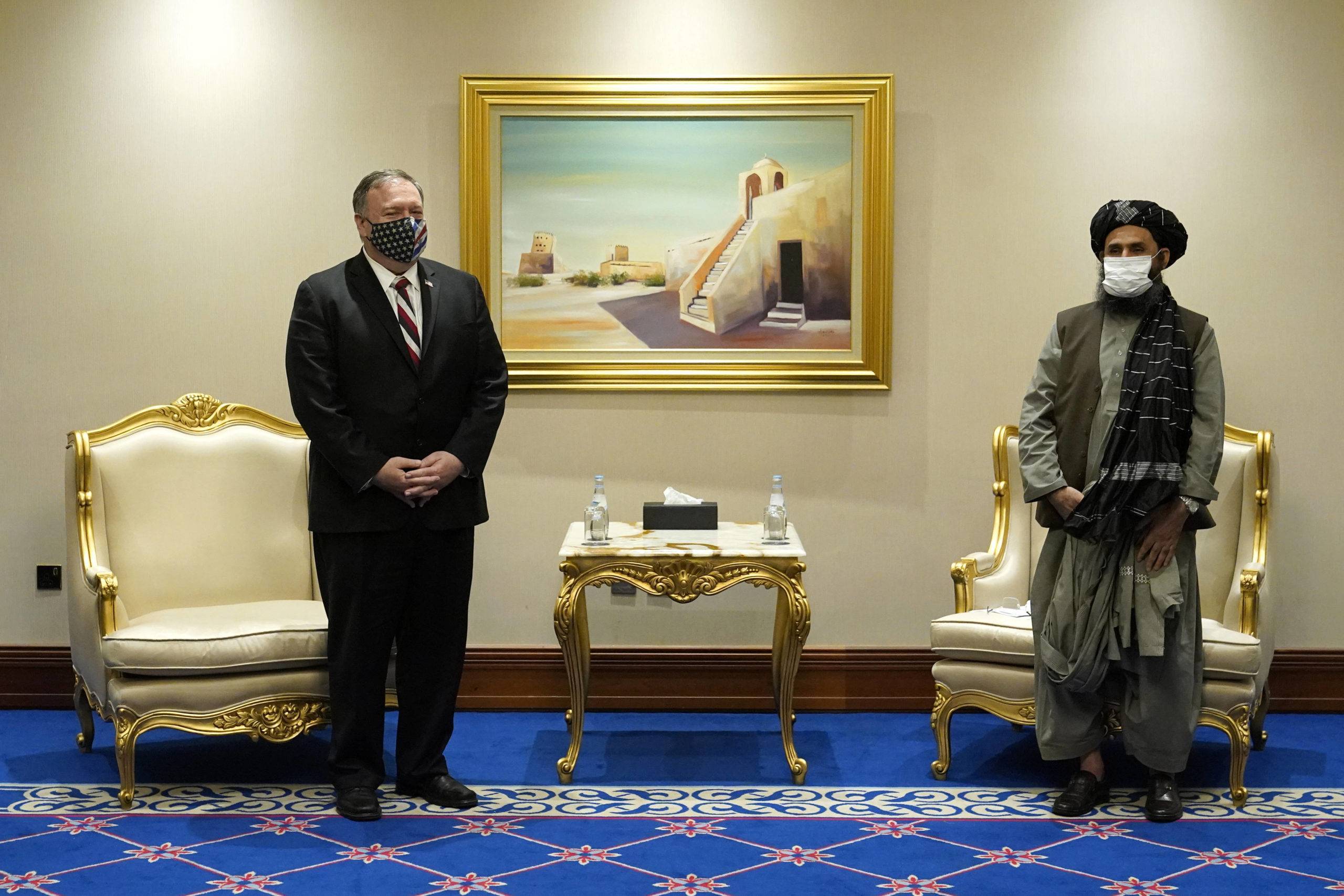 Le secrétaire d'État Mike Pompeo rencontre le mollah Abdul Ghani Baradar, chef de l'équipe de négociation de paix des talibans, dans le cadre des pourparlers entre les talibans et le gouvernement afghan, le samedi 21 novembre 2020, à Doha, au Qatar (c) Sipa AP22515774_000015