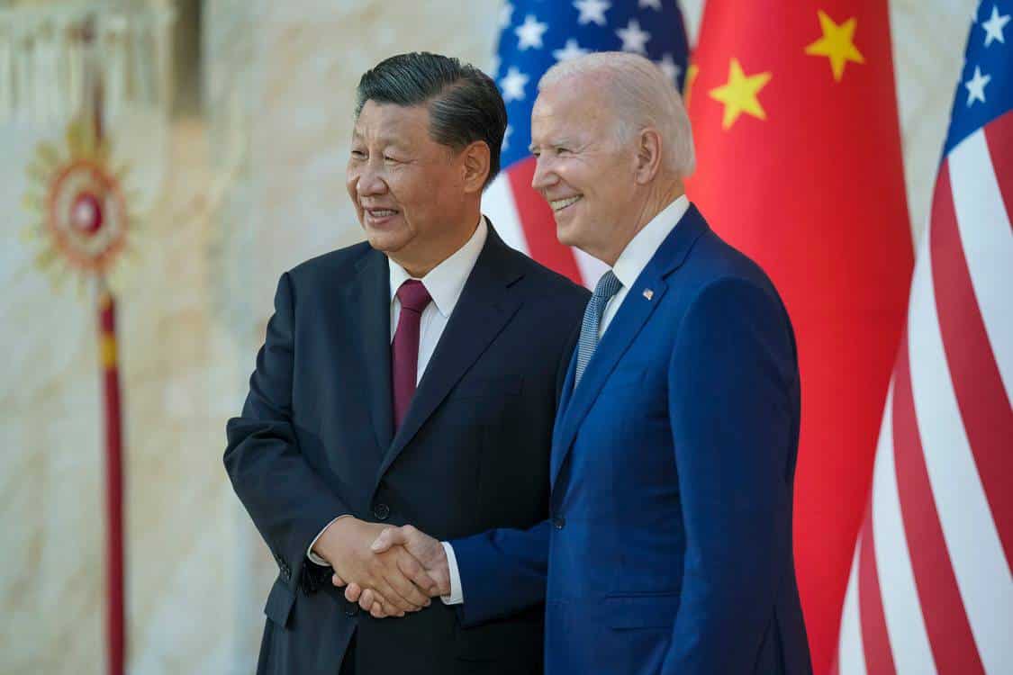 Le président américain Joe Biden serre la main du président chinois Xi Jinping lors de leur rencontre en marge du sommet du G20 à Bali, en Indonésie, le 14 novembre 2022. 
Crédit : SIPA, EPN/Newscom/SIPA