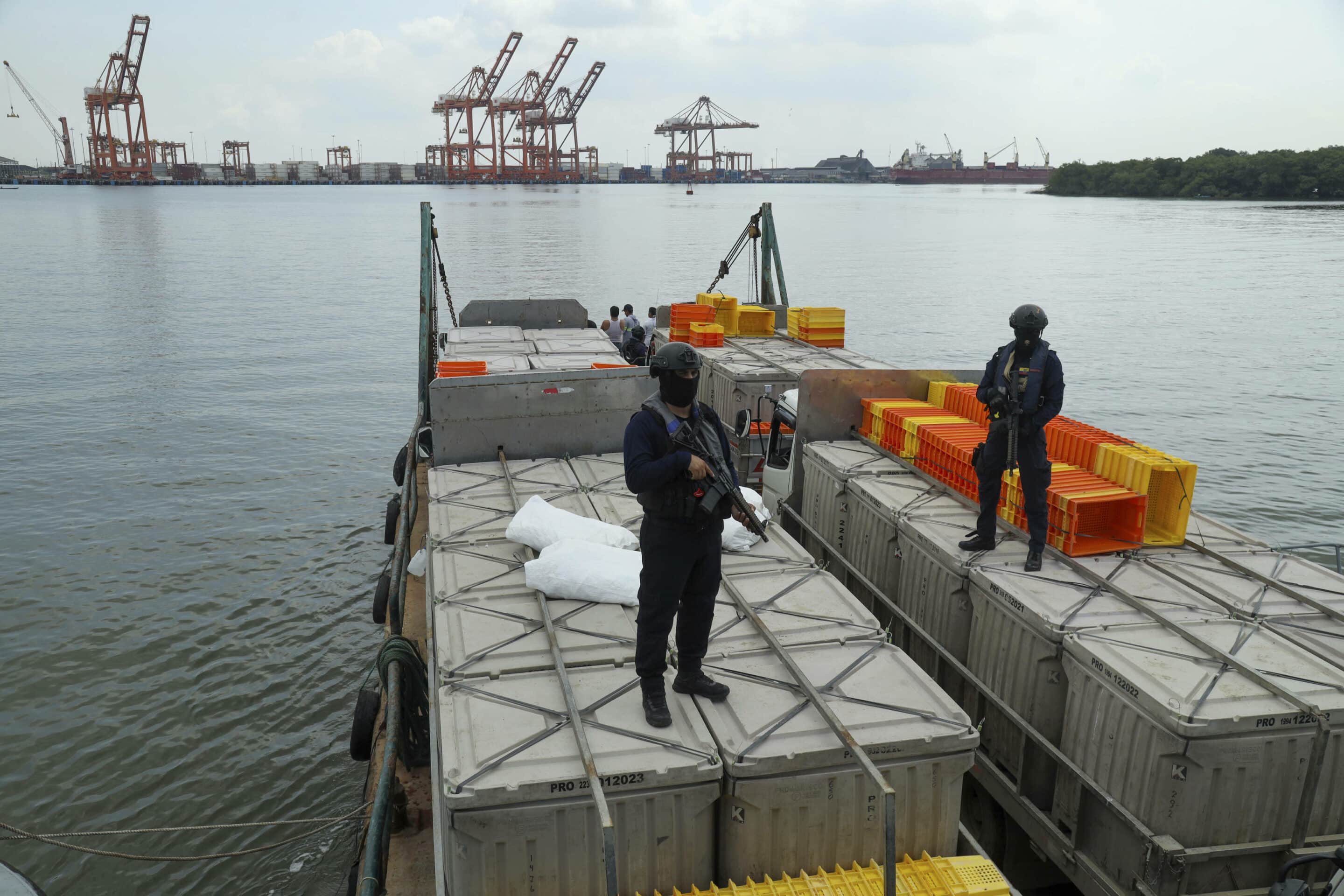 Garde-côtes à la recherche de drogue dans le port de Guayaquil.