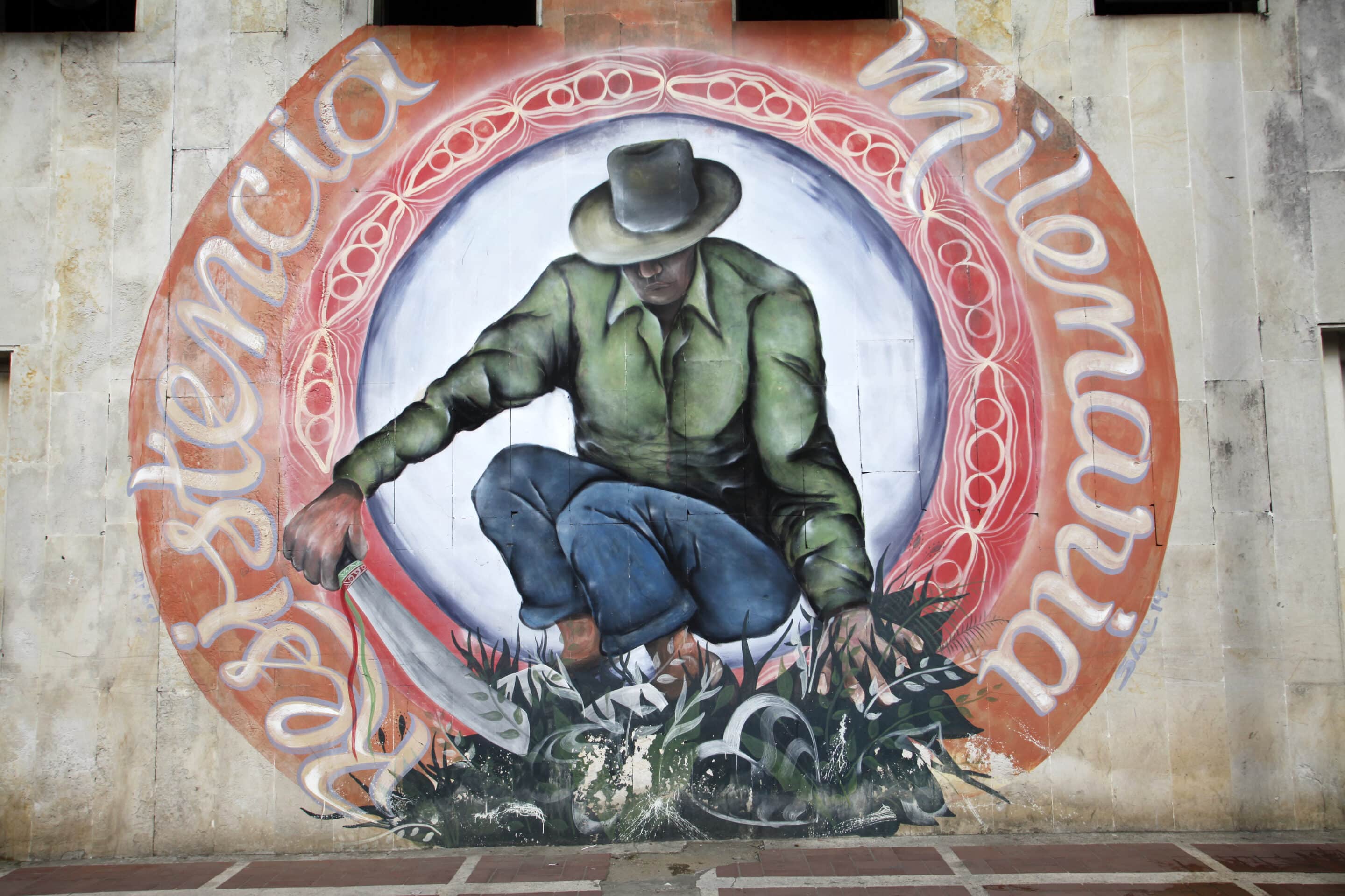 A Florida (département de Valle del Cauca), fresque à la gloire du "cocalero"   indigène avec le slogan "Résistance millénaire". Preuve que la culture de la coca est ancrée dans les moeurs et difficile à éradiquer.