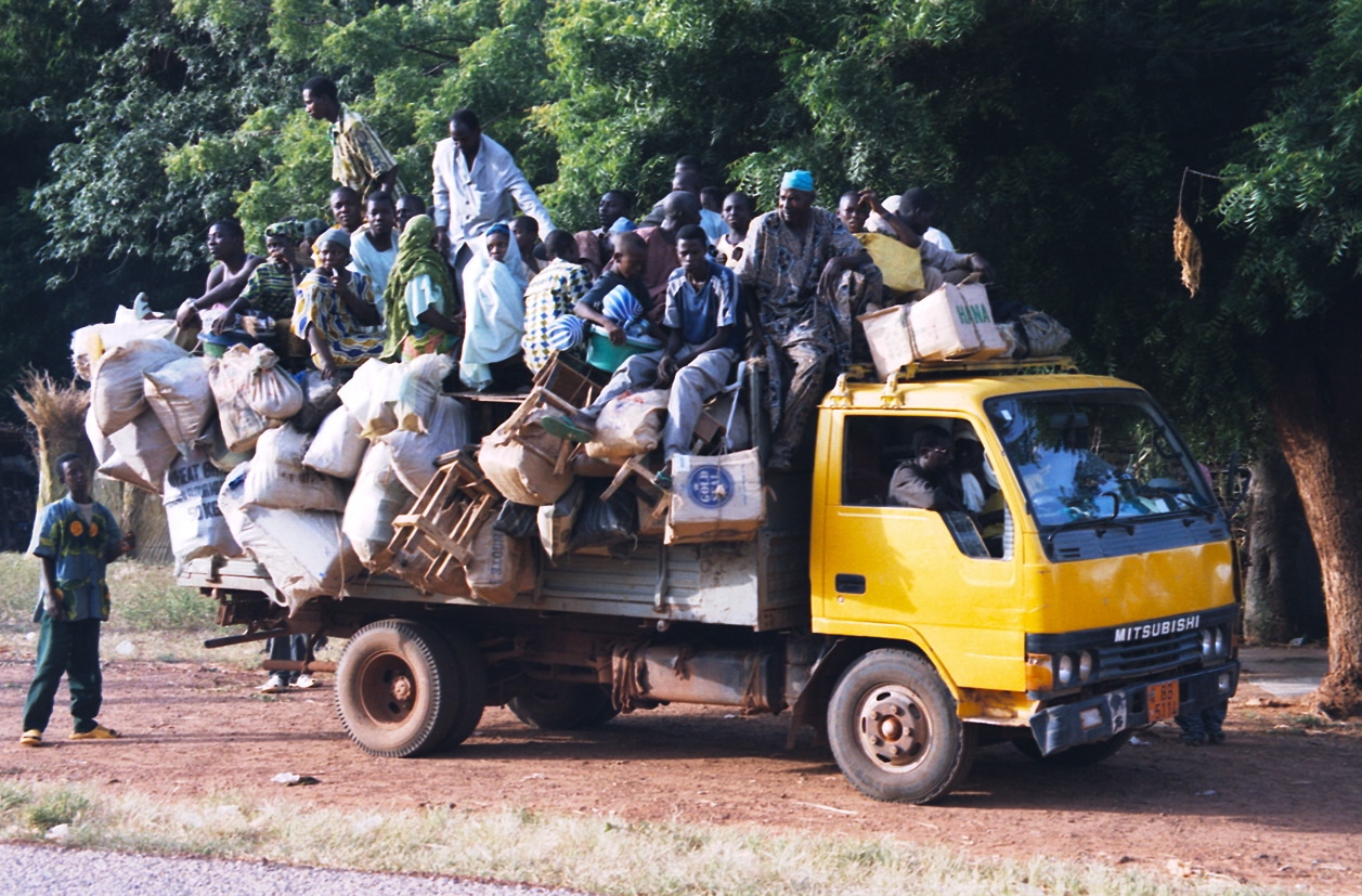 Un camion, comme on en voit beaucoup sur les routes d'Afrique de l'Ouest, prend en charge des voyageurs le long d'une route dans le sud-ouest du Niger. (C) Wikipedia