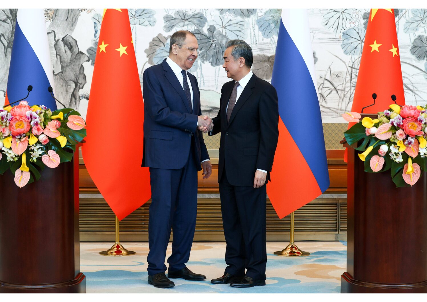 le ministre russe des Affaires étrangères, Sergueï Lavrov, et le ministre chinois des Affaires étrangères, Wang Yi, se serrent la main lors d'une conférence de presse conjointe à l'issue de leur rencontre à la Maison d'hôtes d'État Diaoyutai, à Pékin, en Chine. (C) Sipa