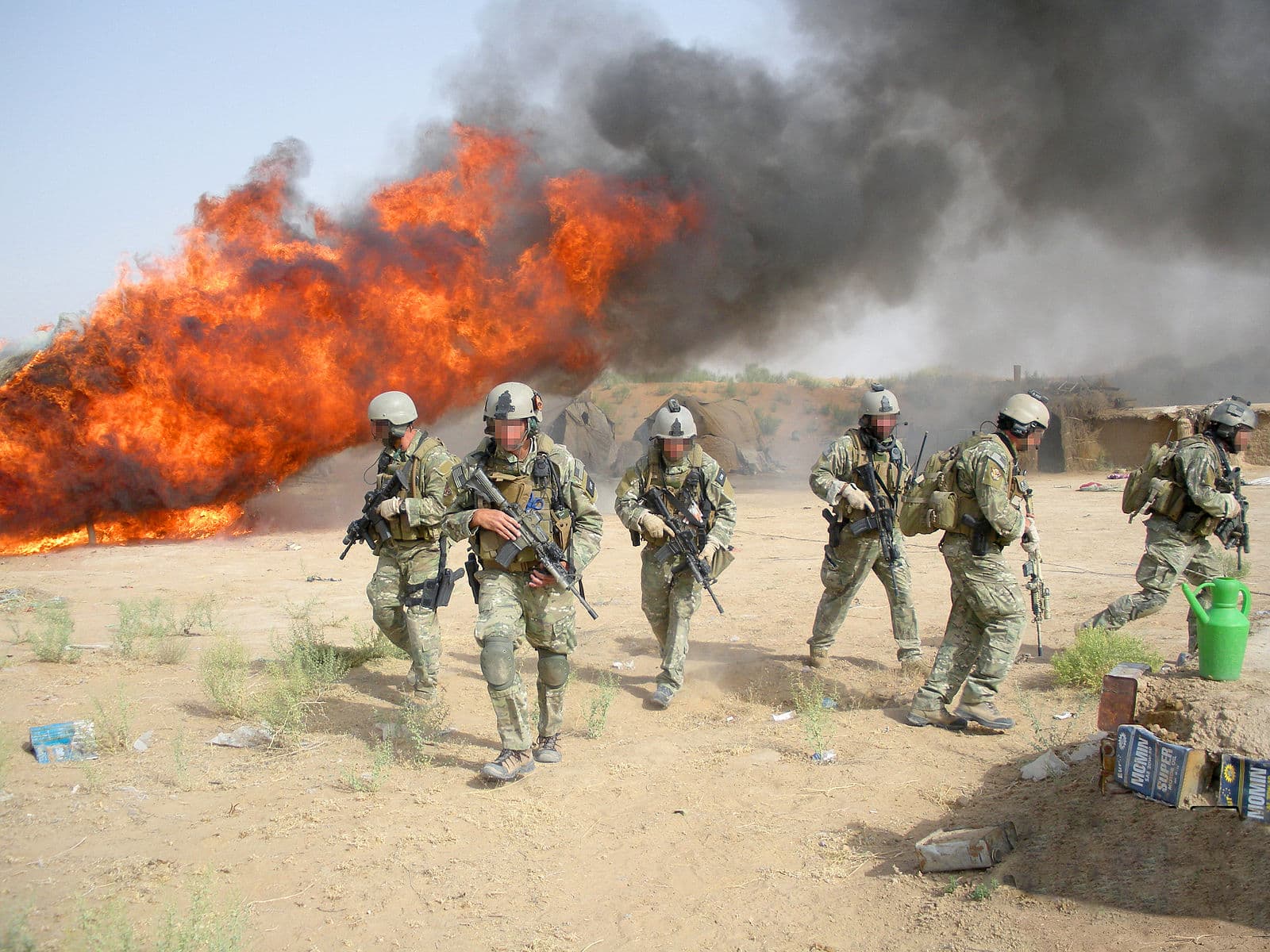 Foreign-Deployed Advisory and Support Team (FAST) de la Drug Enforcement Administration détruisant 262 tonnes de haschisch le 9 juin 2008 lors de l'operation Albatross en Afghanistan. (C) Wikipedia