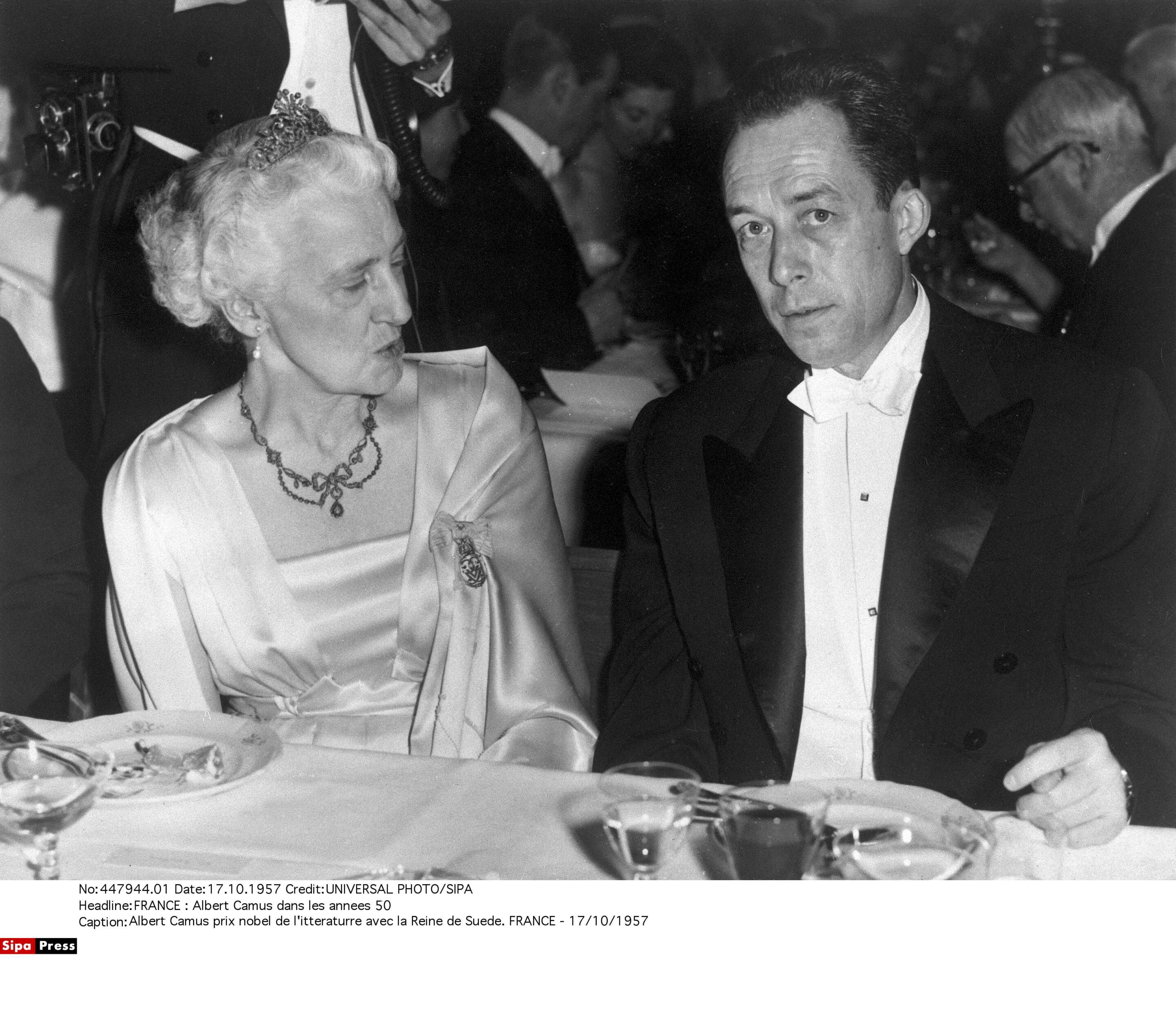 Albert Camus prix nobel de l'itteraturre avec la Reine de Suede. FRANCE - 17/10/1957 (c) Sipa