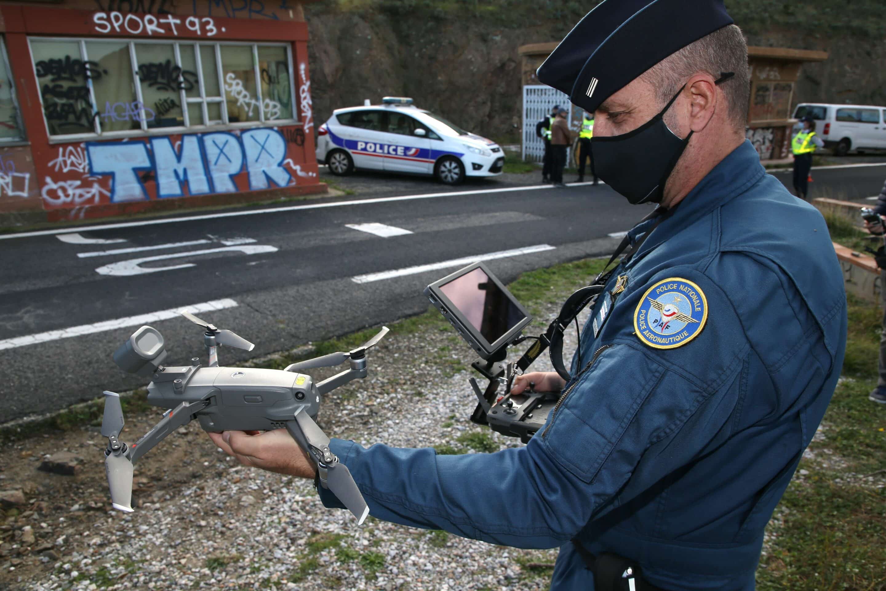 Un policier de la police aux frontiere (PAF) pose avec son drone de surveillance lors d'une demonstration au Col des Ballistres-France, le samedi 14 novembre 2020.
//ALAINROBERT_A13Z6470/2011151325/Credit:Alain ROBERT/SIPA/2011151328