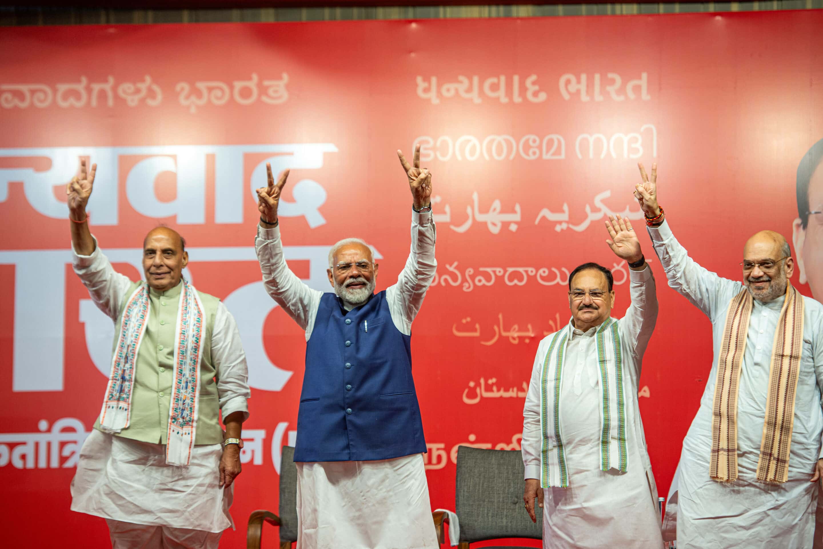 Le Premier ministre indien Narendra Modi, ainsi que d'autres hauts responsables du parti, montrent le signe de la victoire depuis la scène alors qu'ils célèbrent la victoire du parti aux élections générales de 2024 au siège du BJP. (C) Sipa