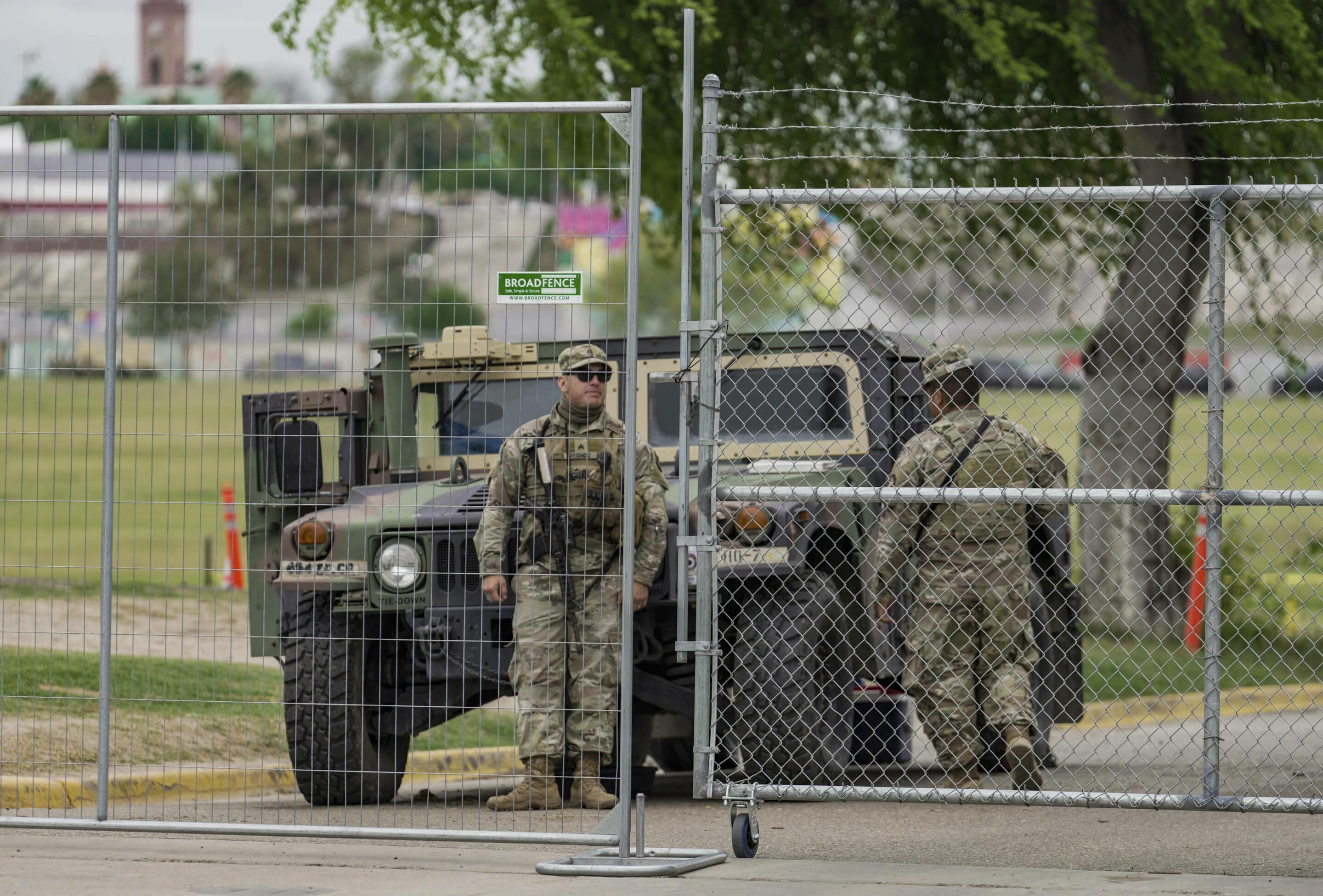 La garde nationale et d'autres forces de l'ordre sont stationnées dans le parc Shelby, mercredi 20 mars 2024, à Eagle Pass, au Texas.