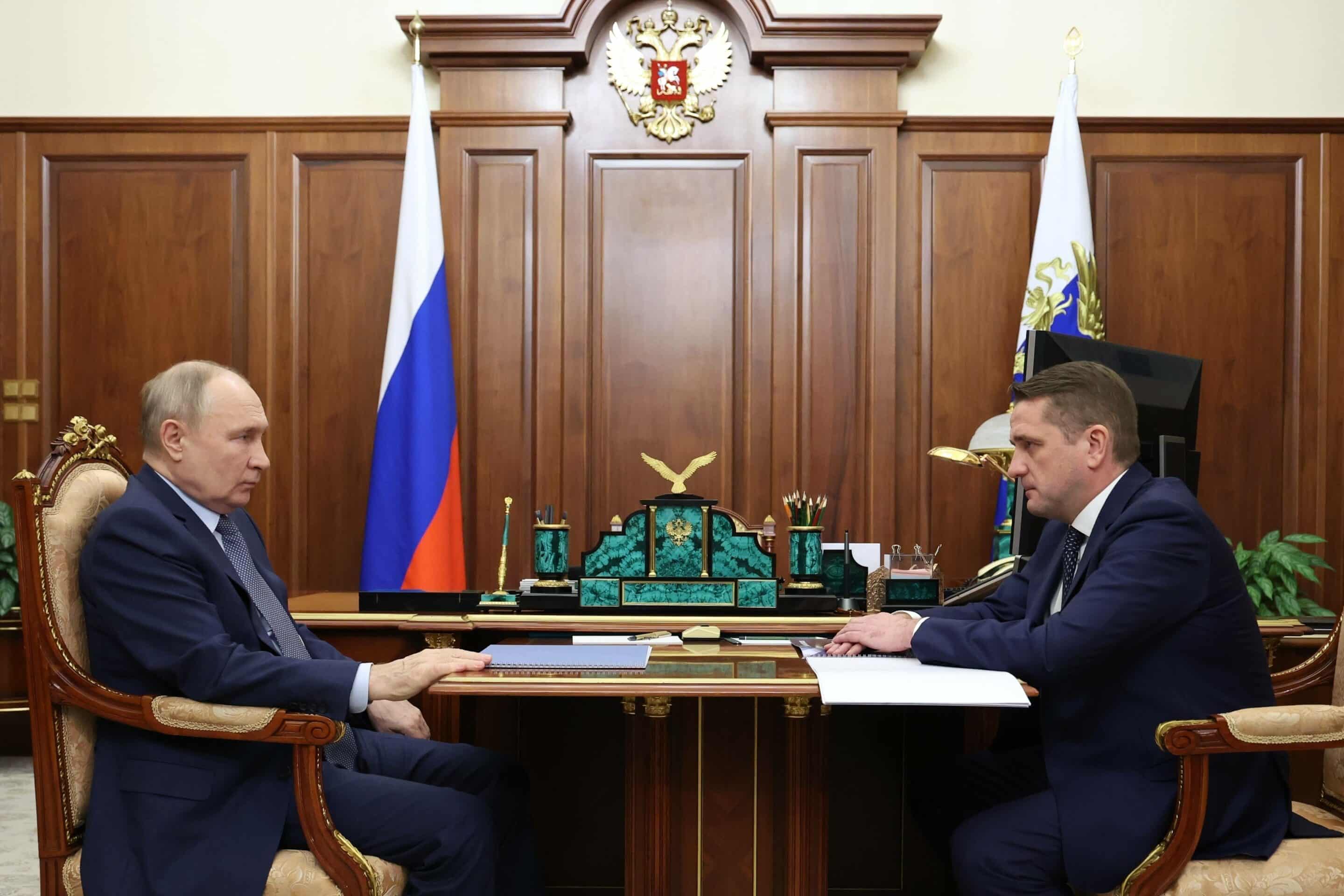 Le président russe Vladimir Poutine, à gauche, écoute le vice-ministre de l'Agriculture et chef de l'Agence fédérale de la pêche, Ilya Shestakov, lors de leur rencontre au Kremlin à Moscou, Russie, lundi 8 avril 2024. (C) Sipa