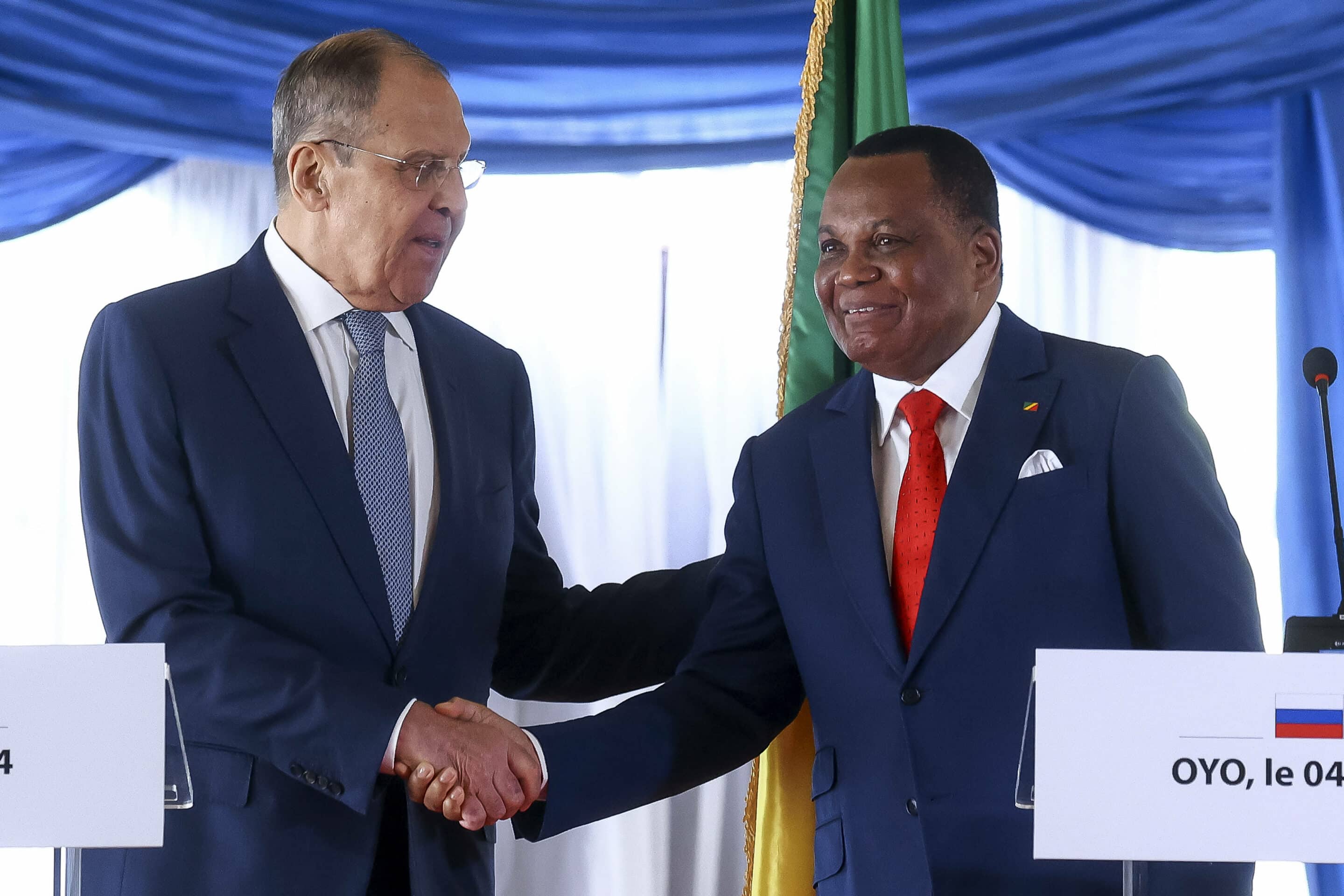 le ministre russe des Affaires étrangères Sergueï Lavrov, à gauche, et le ministre congolais des Affaires étrangères Jean Claude Gakosso se serrent la main après une conférence de presse conjointe à Oyo, au Congo, le mardi 4 juin 2024. (C) Sipa