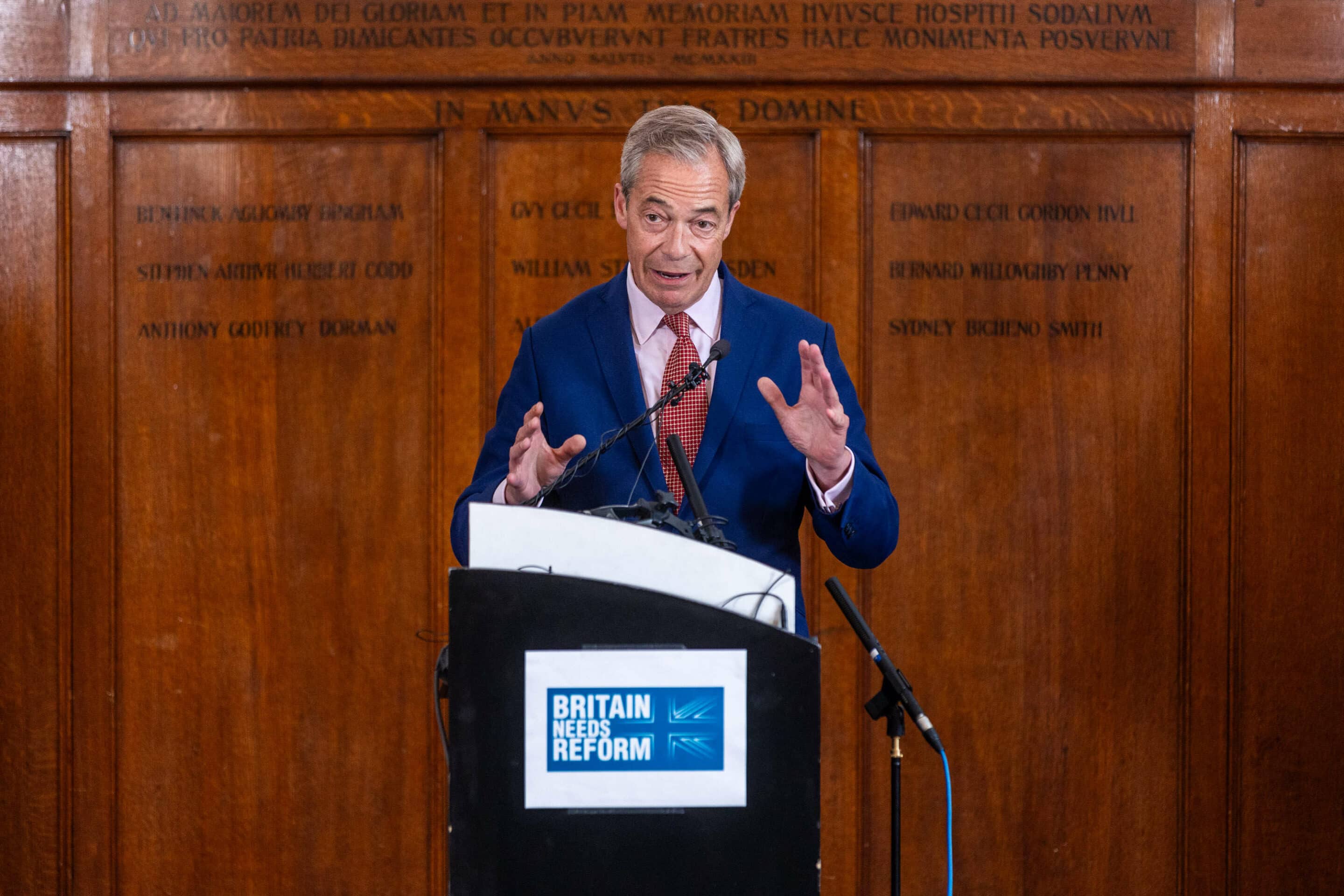 Le leader du Reform Party Nigel Farage tient une conférence de presse dans un pub du centre de Londres. Un récent sondage donne au parti réformiste une légère avance sur les conservateurs dans les élections générales. Élections politiques, Londres, Royaume-Uni - 14 juin. (C) Sipa