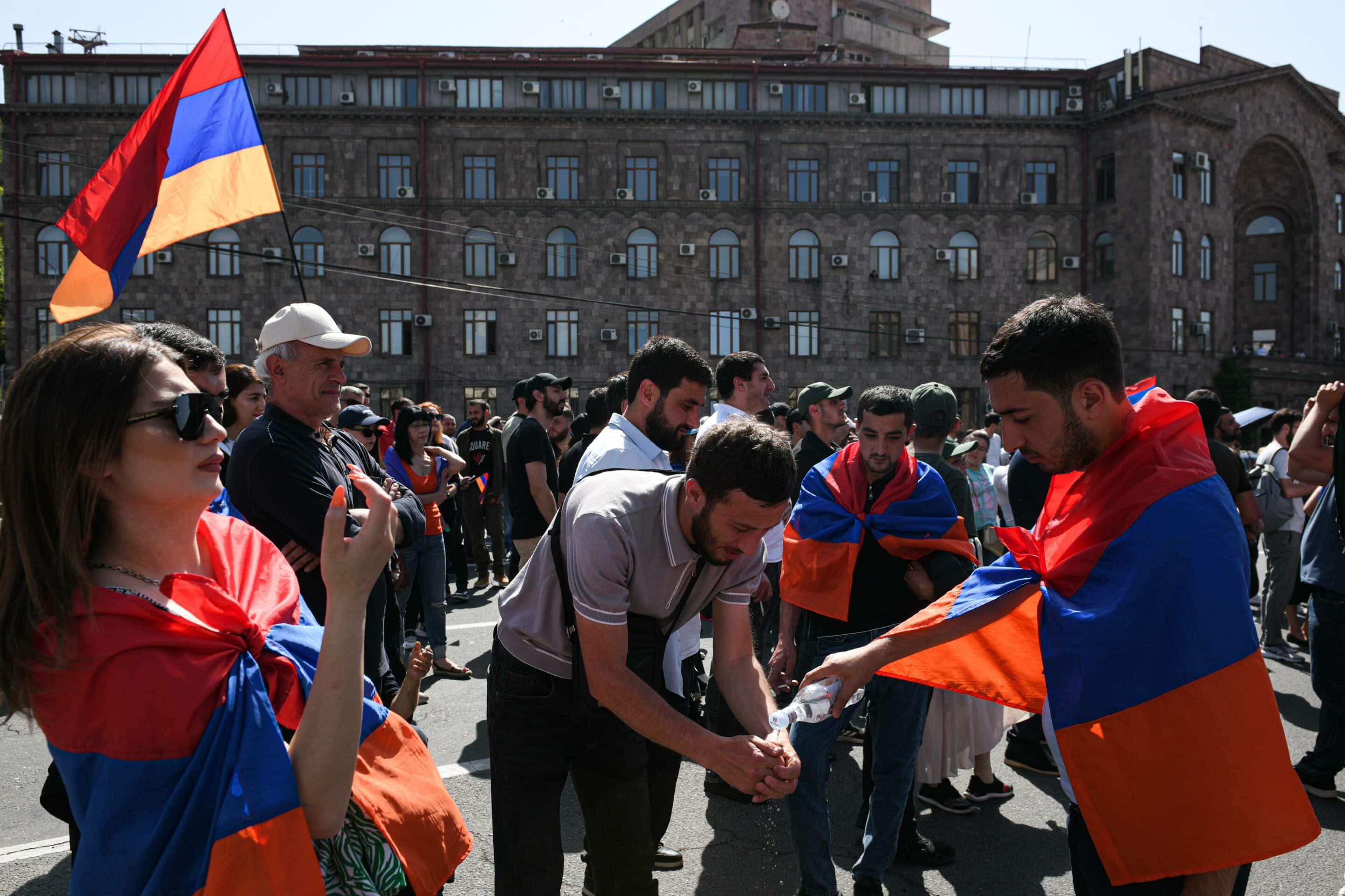 ARMÉNIE, YEREVAN - 29 MAI 2024 : Des personnes manifestent dans le centre d'Erevan. Depuis le 9 mai, Erevan est le théâtre de manifestations contre la délimitation unilatérale et les concessions territoriales accordées à l'Azerbaïdjan, exigeant également la démission du Premier ministre Nikol Pashinyan. (C) Sipa