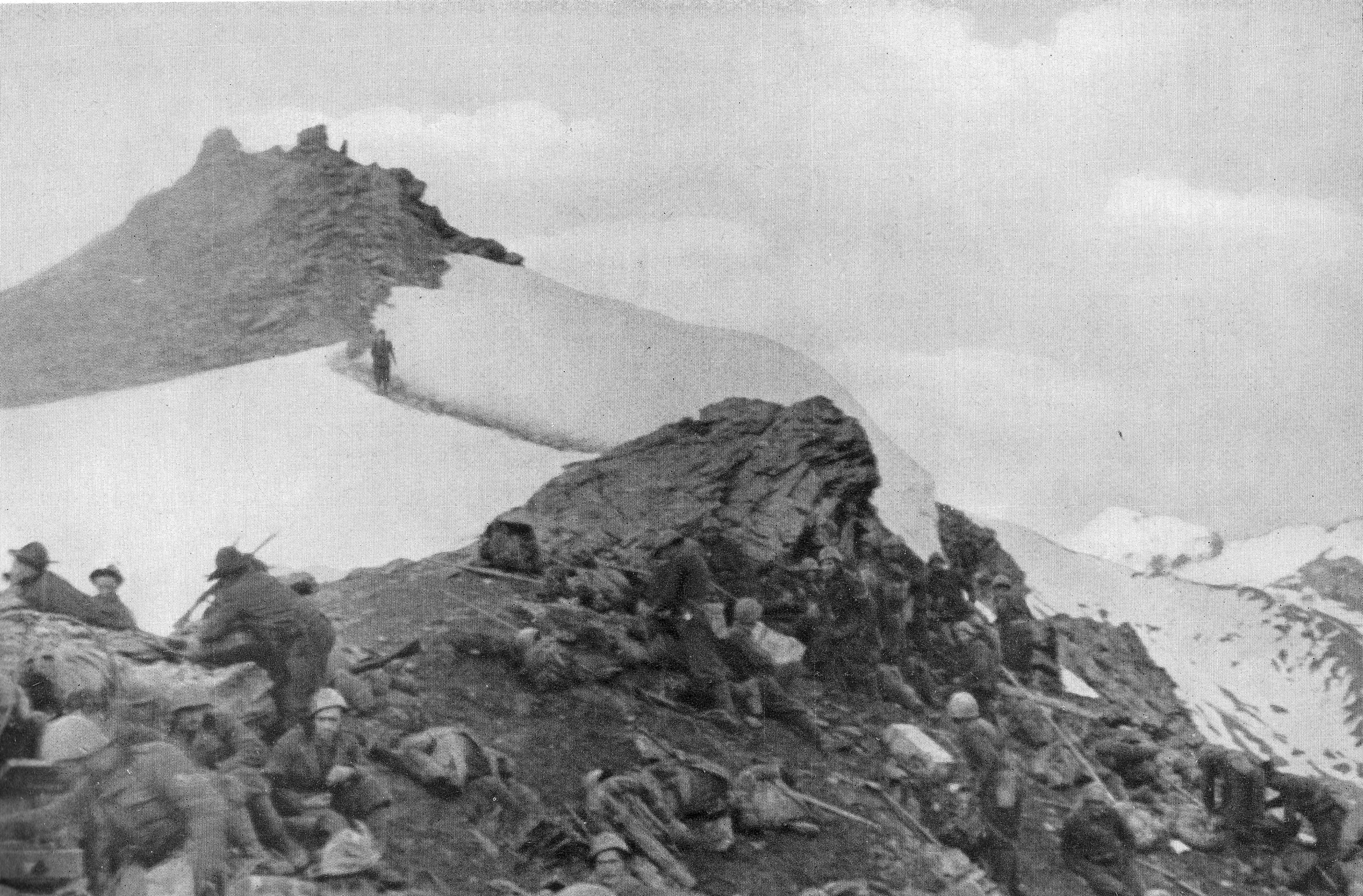 Une section du 5ème régiment alpin italien dans le col de Pelouse. (c) Wikipedia