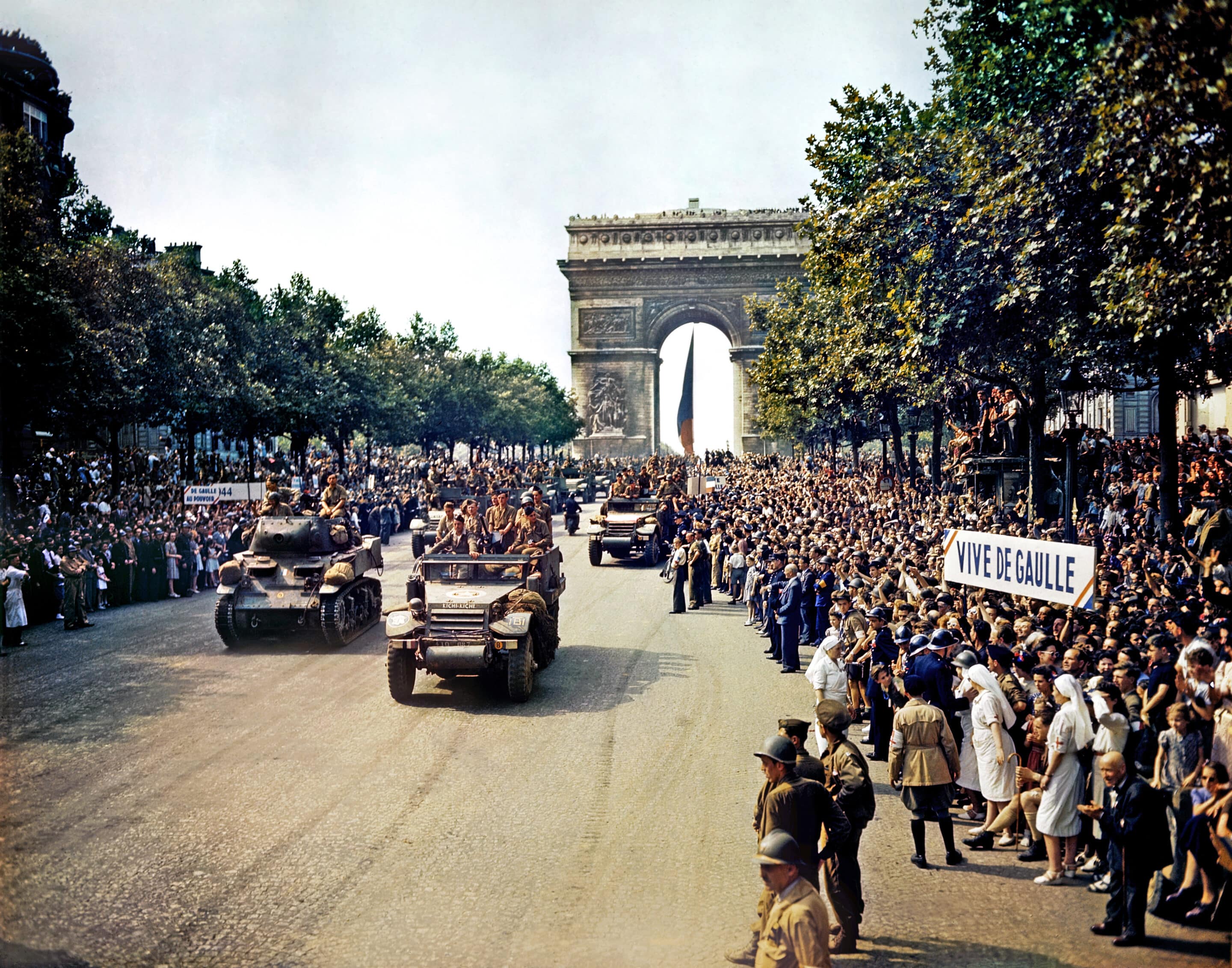 Le semi-chenillé de la 10e compagnie du RMT ouvrant le défilé sur les Champs-Élysées, le 26 août 1944. (c) Wikipedia