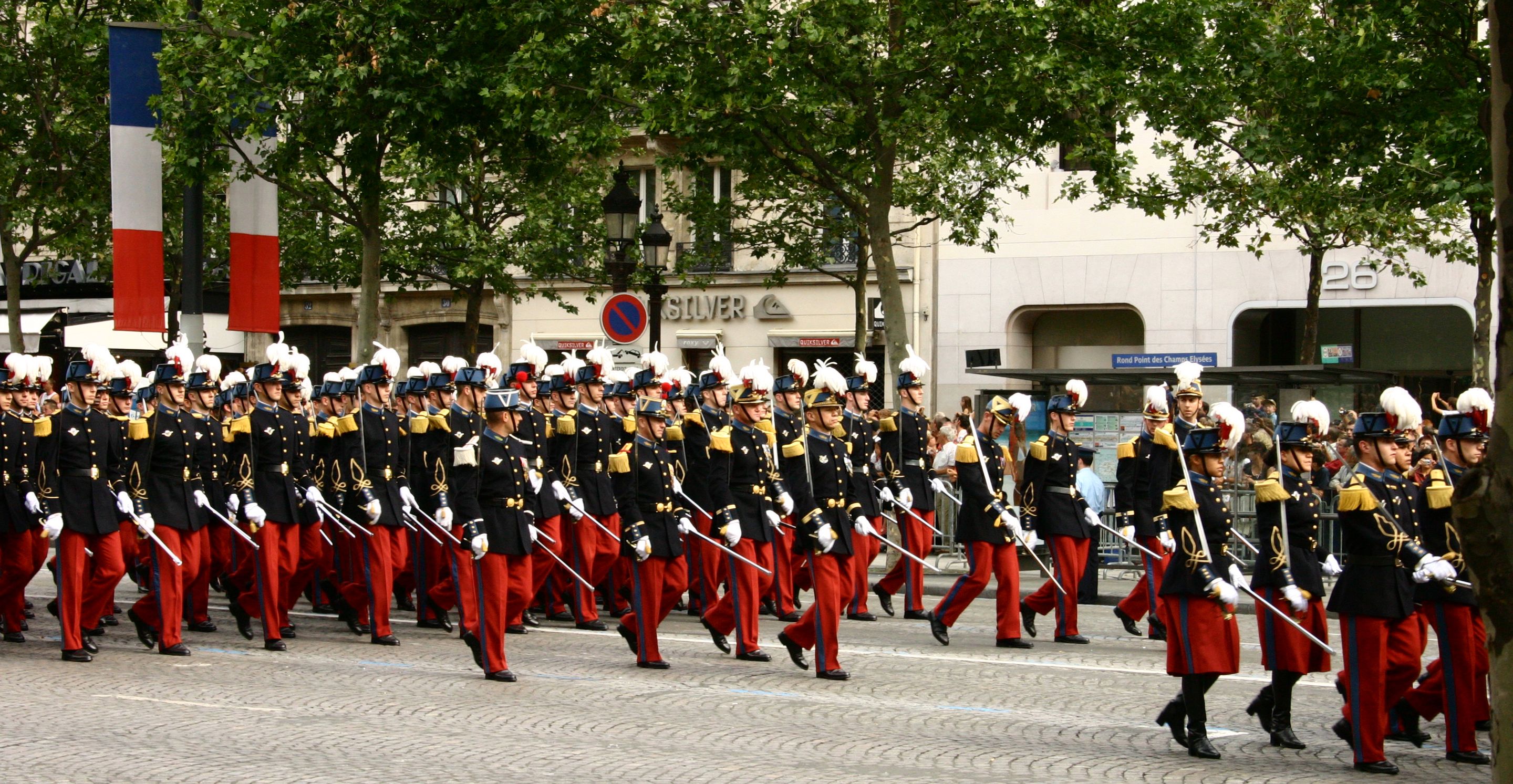 Saint-cyriens défilant sur les Champs-Élysées pour le défilé militaire du 14 Juillet. (C) Wikipedia