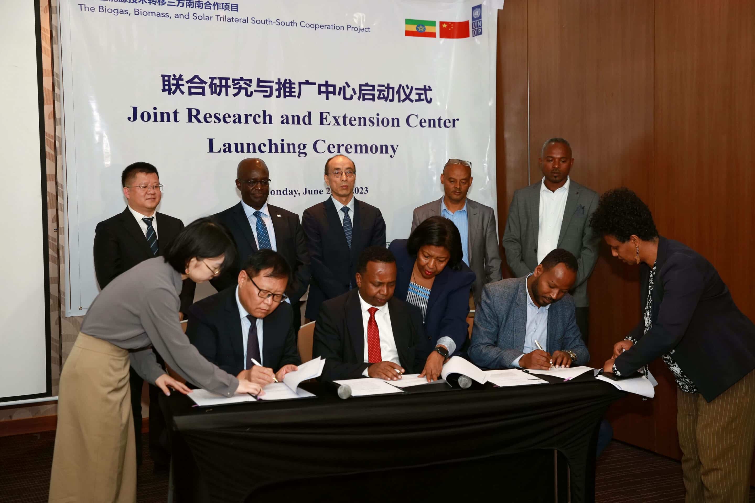 Des représentants du ministère éthiopien de l'Eau et de l'Energie, de l'Université agricole de Chine et de l'Université éthiopienne Wolaita Sodo signent un protocole d'accord lors du lancement du Centre conjoint de recherche et de vulgarisation à Addis-Abeba, en Ethiopie, le 26 juin 2023. (C) Sipa