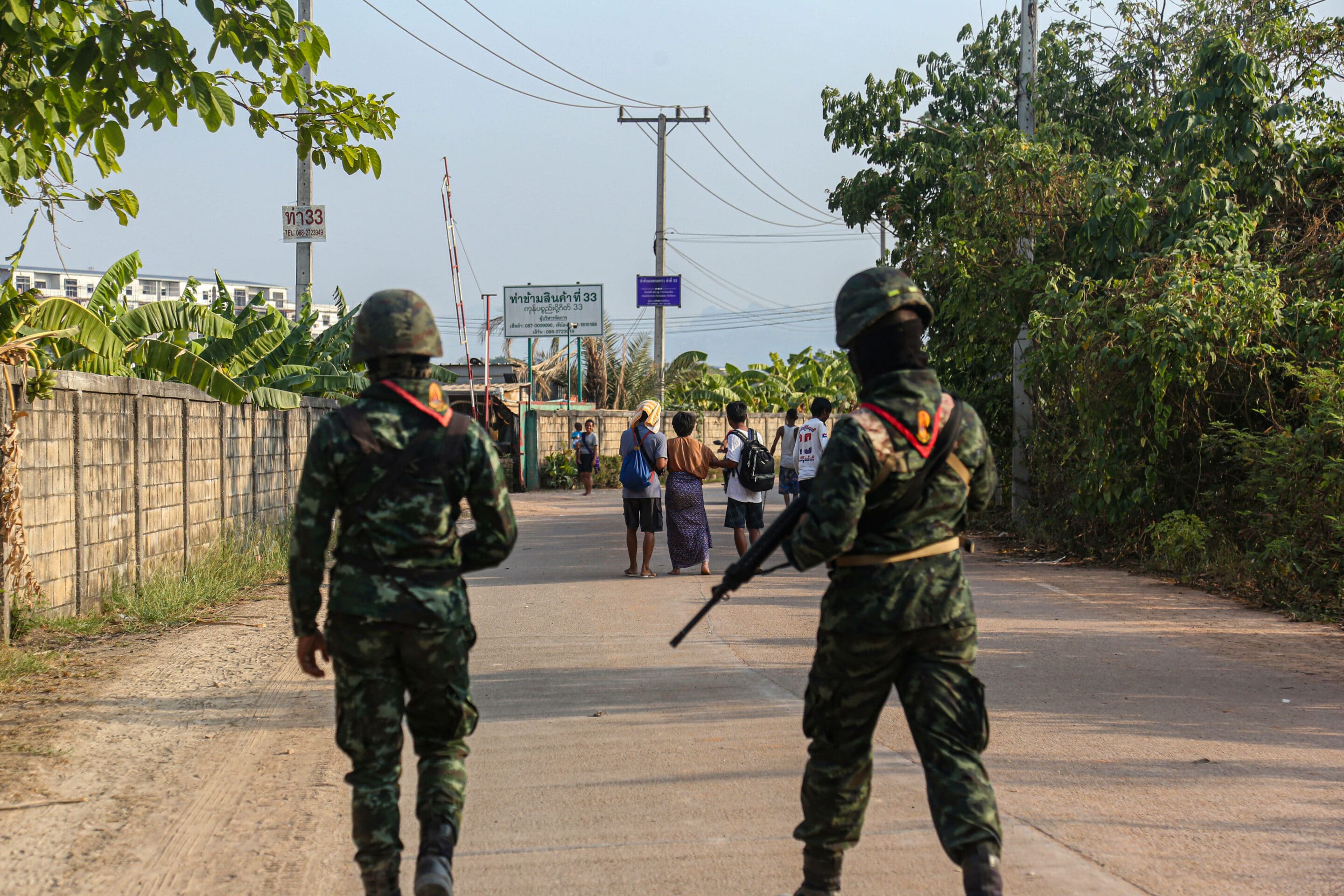 Thailand's soldiers take security on the back of the Myawaddy war Refugees. On April 12, Karen KNLA and PDF forces raided the army's 275th military garrison in Myawady town, and more than 100 soldiers attempted to flee to Thailand across Friendship Bridge No. 2. The KNLA/PDF joint forces attacked those soldiers on the night of April 19th.

According to residents, there were no fewer than 40 bombs dropped in the military council's air response. As a result of the fighting, about 2,000 people fled to Mae Sot, Thailand, across the Moei (Thaung Yin) River. - Kaung Zaw Hein / SOPA//SOPAIMAGES_SOPA2364/Credit:SOPA Images/SIPA/2404212042
