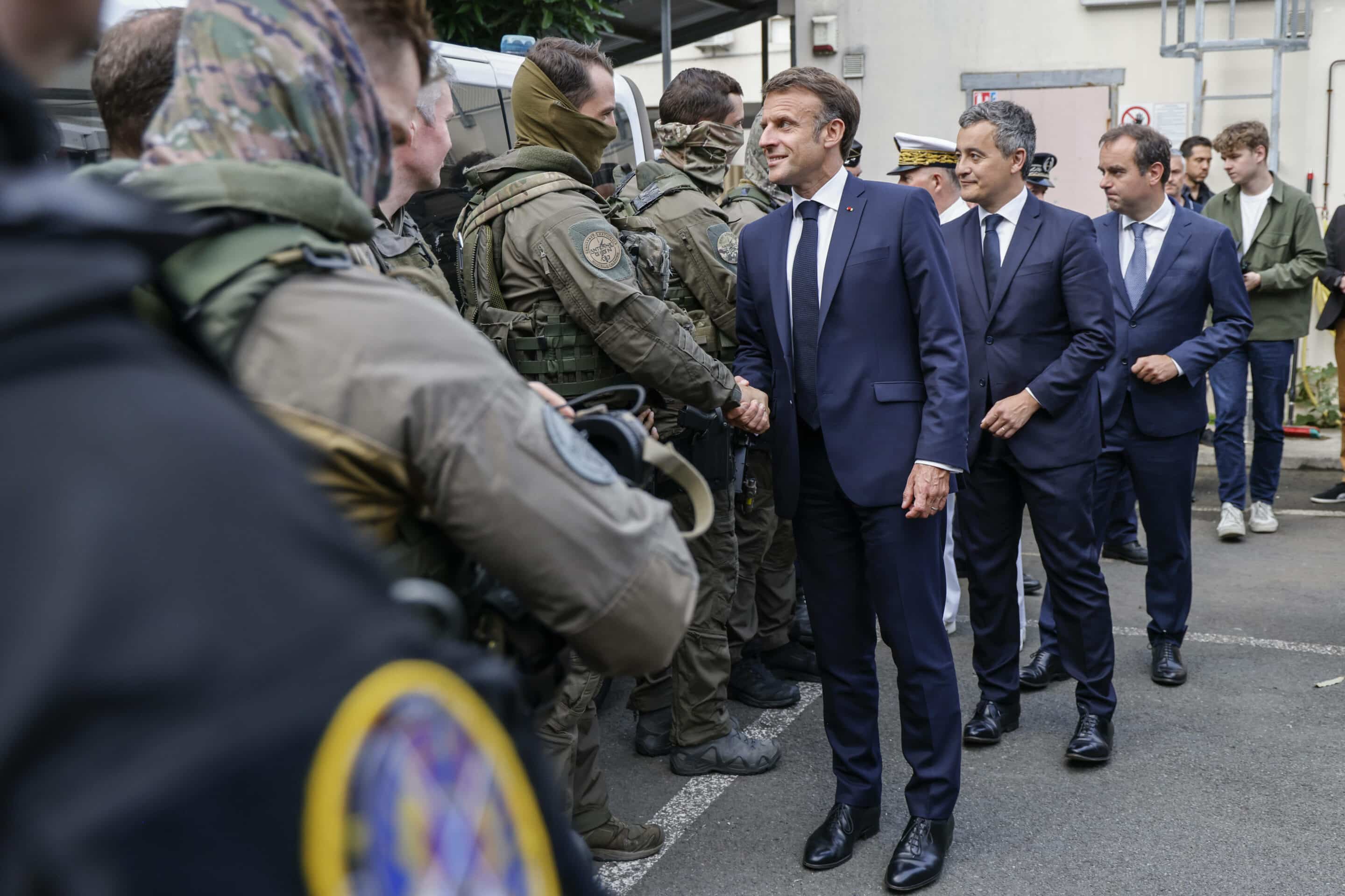 Le 23 mai, le président français a effectué un voyage au long cours en Nouvelle-Calédonie, territoire français du Pacifique en proie à des tensions. Il a appelé à un "retour à la paix" après des émeutes meurtrières et a promis que des milliers de renforts militaires seraient déployés "aussi longtemps que nécessaire". (C) Sipa