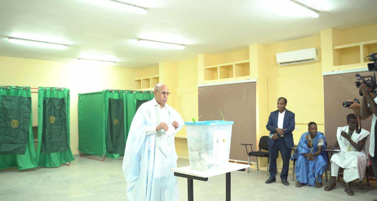 (240630) -- NOUAKCHOTT, JUNE 30, 2024
Mauritanian President Mohamed Ould Cheikh El Ghazouani votes at a polling station in Nouakchott, 
A001/Credit:CHINE NOUVELLE/SIPA/2406301007
