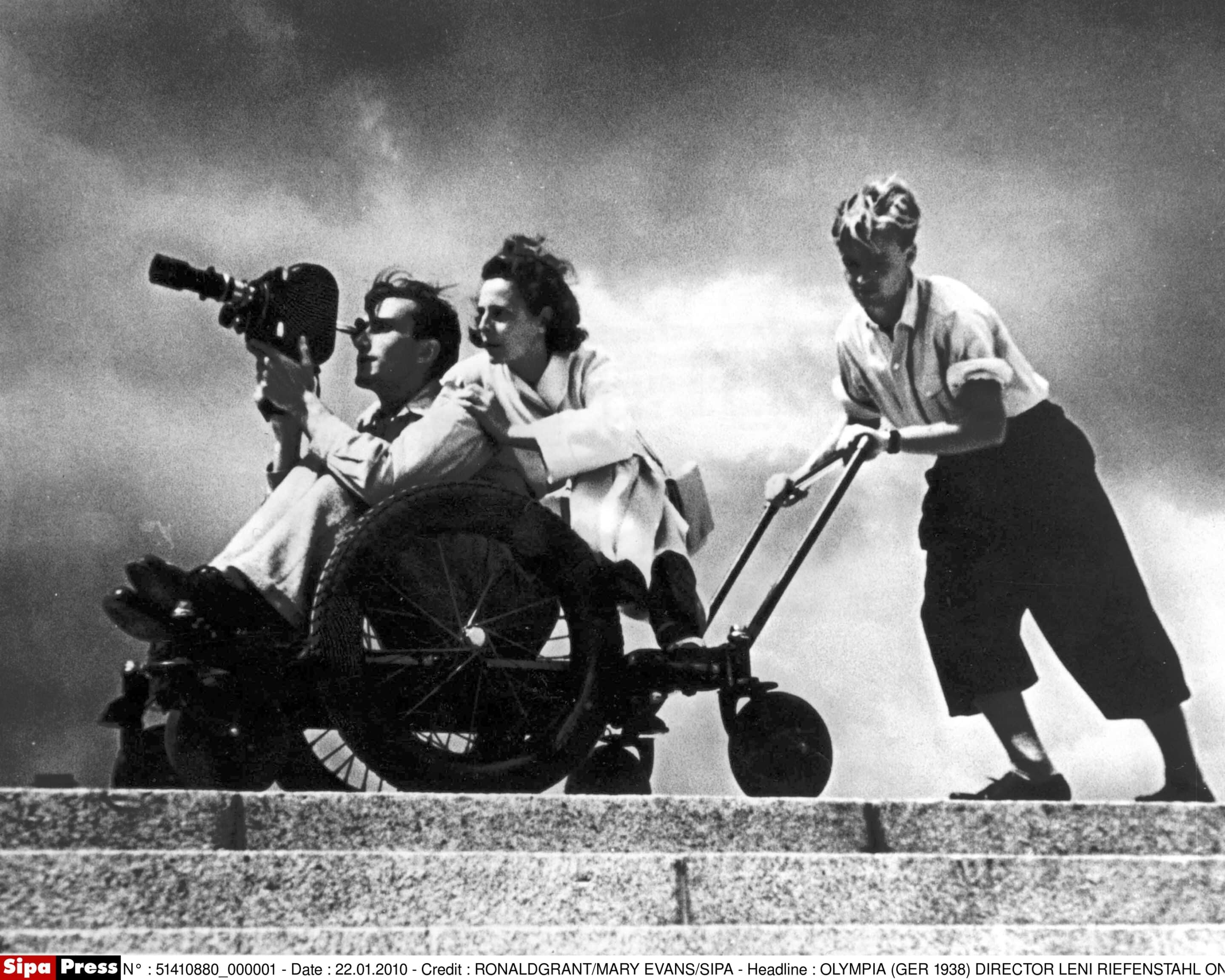 OLYMPIA (GER 1938) DIRECTOR LENI RIEFENSTAHL ON THE CAMERA DOLLY WITH CAMERAMAN WALTER FRENTZ PICTURE FROM THE RONALD GRANT ARCHIVE OLYMPIA (GER 1938) DIRECTOR LENI RIEFENSTAHL ON THE CAMERA DOLLY WITH CAMERAMAN WALTER FRENTZ     Date: 1938