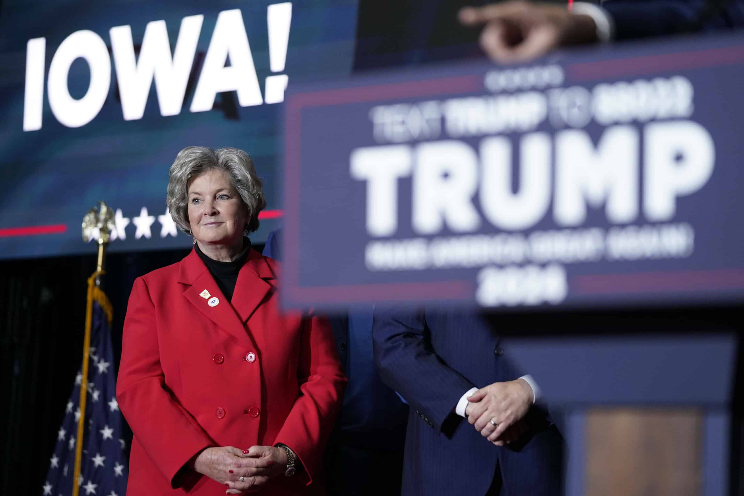 Susie Wiles regarde le candidat républicain à la présidence, l'ancien président Donald Trump, prendre la parole lors d'une soirée de caucus à Des Moines, dans l'Iowa, le lundi 15 janvier 2024. (C) Sipa