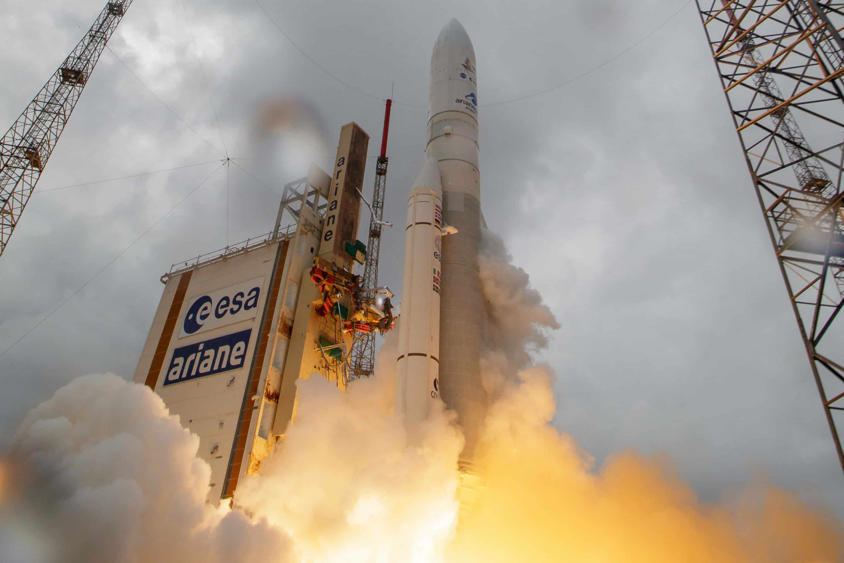 La fusée Ariane 5 d'Arianespace lance le télescope spatial James Webb de la NASA, le samedi 25 décembre 2021, depuis la zone de lancement ELA-3 du port spatial de l'Europe au Centre spatial guyanais à Kourou, en Guyane française. (C) Sipa