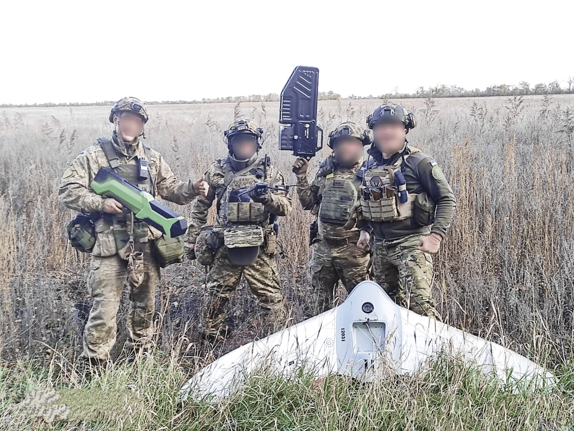 Des militaires ukrainiens avec des fusils antidrones brouillant les communications49 devant un petit drone de reconnaissance russe en 2022. (C) Wikipedia