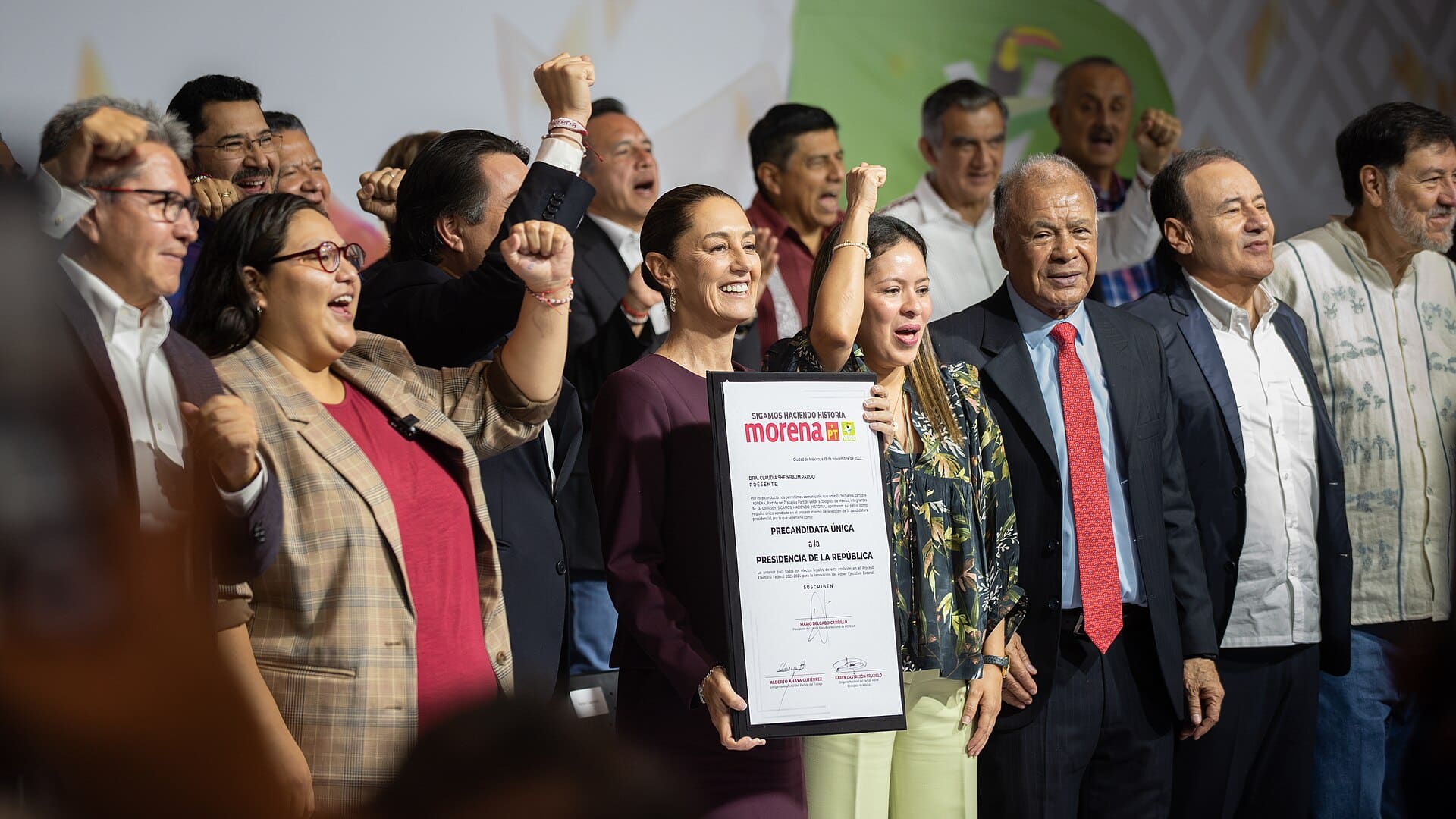 Sheinbaum montrant le certificat la confirmant comme candidate présidentielle le 19 novembre 2023 CC BY 4.0