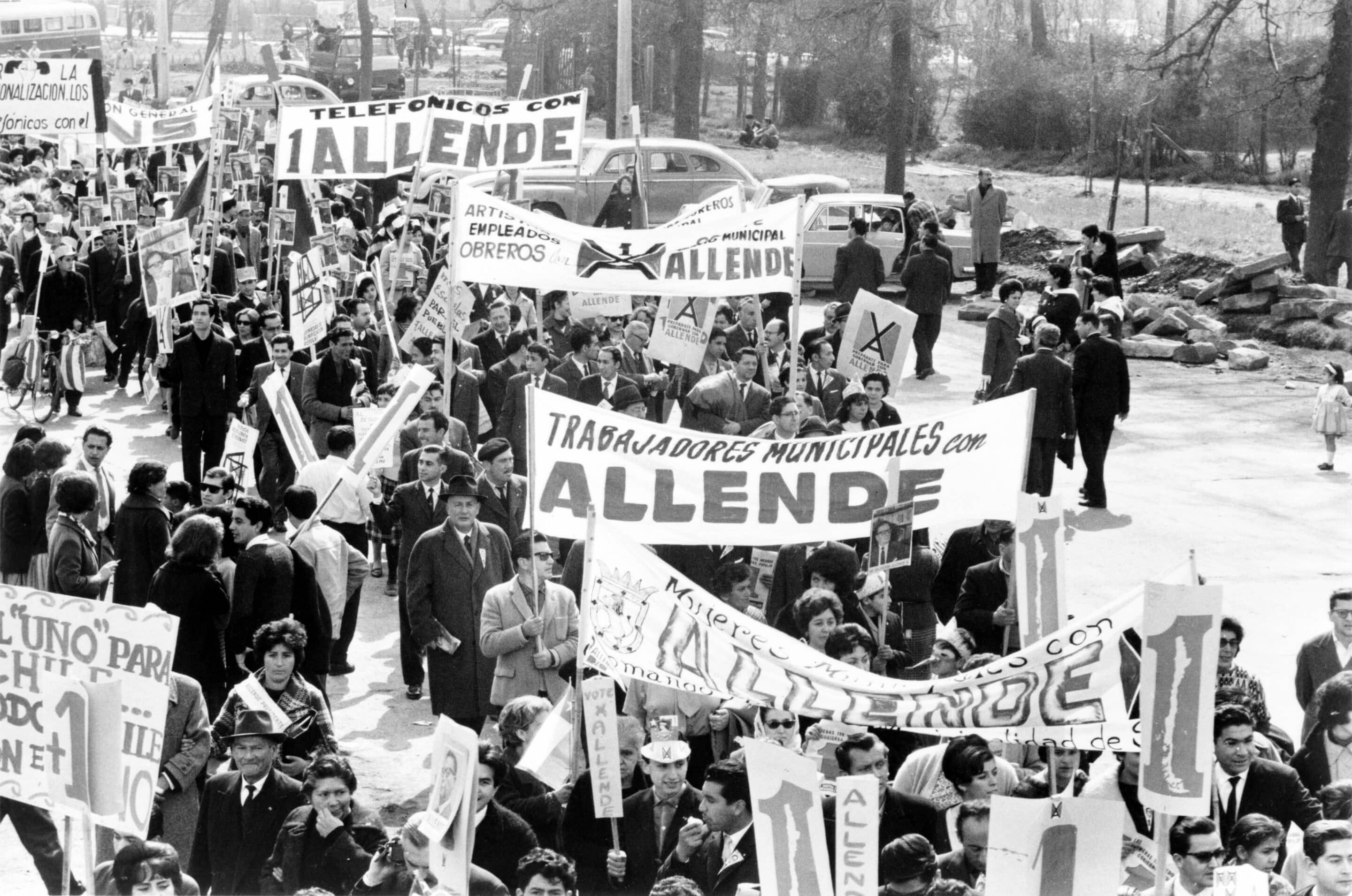 Marche de travailleurs chiliens en soutien à la candidature d'Allende à l'élection de 1964. (c) Wikipédia