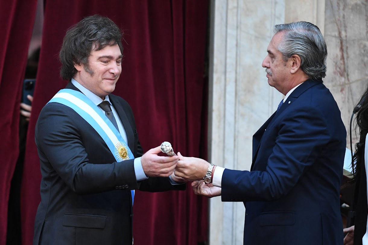 Javier Milei recevant le sceptre présidentiel de la part d'Alberto Fernández, président sortant, le 10 décembre 2023