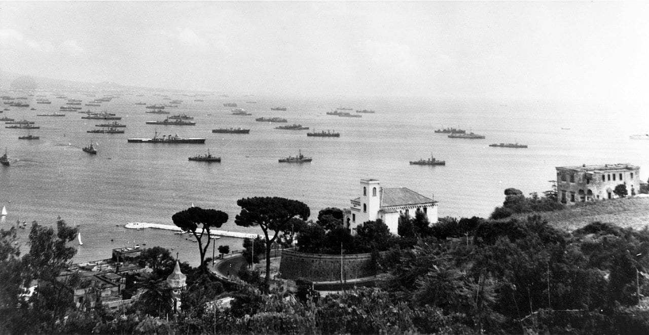 Une partie de la flotte d'invasion de « l'Opération Dragoon », l'invasion du sud de la France, au large de la côte méditerranéenne française, vers août 1944.