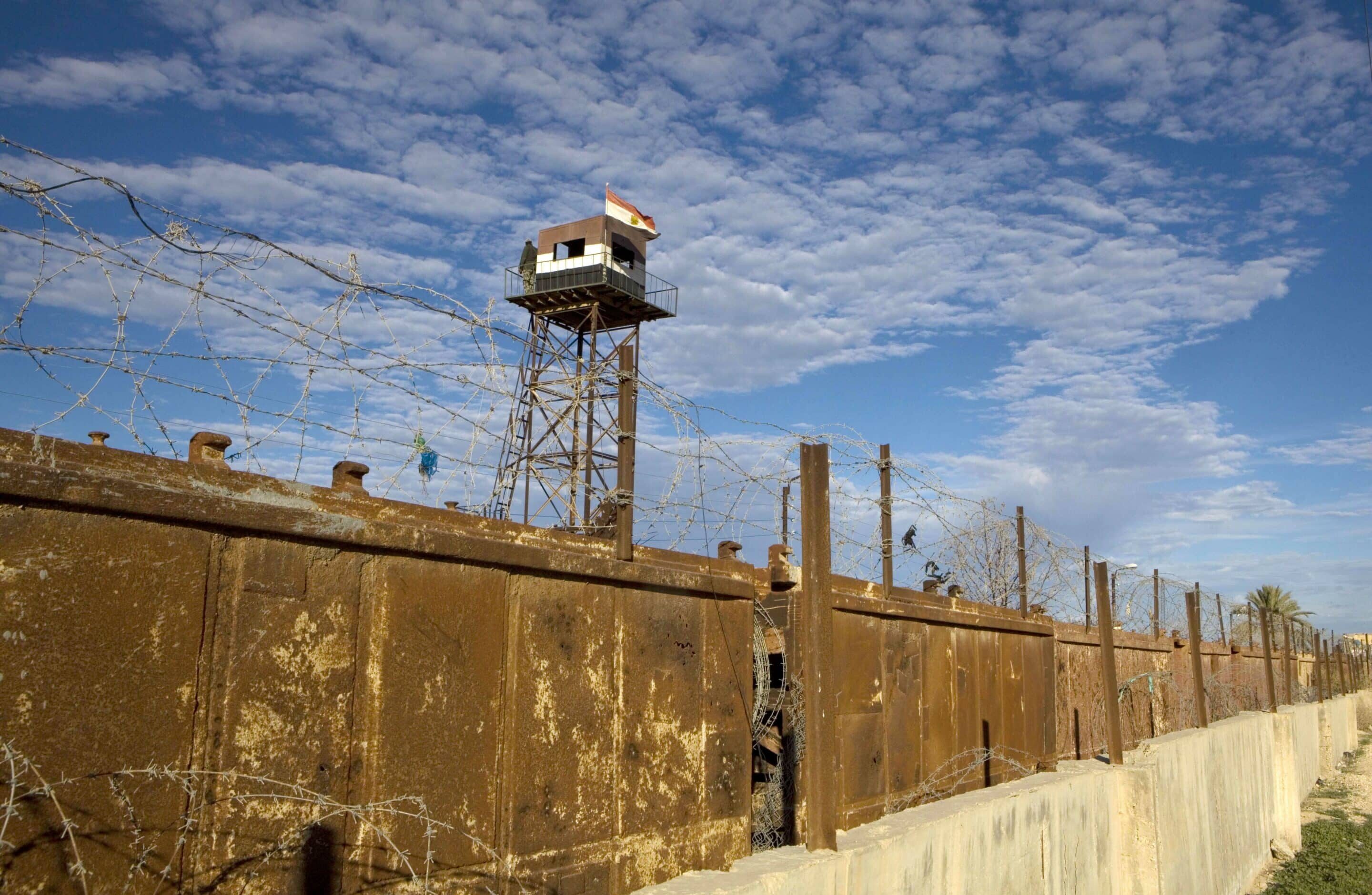 Un poste de garde égyptien à la frontière entre l'Égypte et Gaza vu depuis la frontière de Rafah, Gaza, le 21 décembre 2009 //SIPA