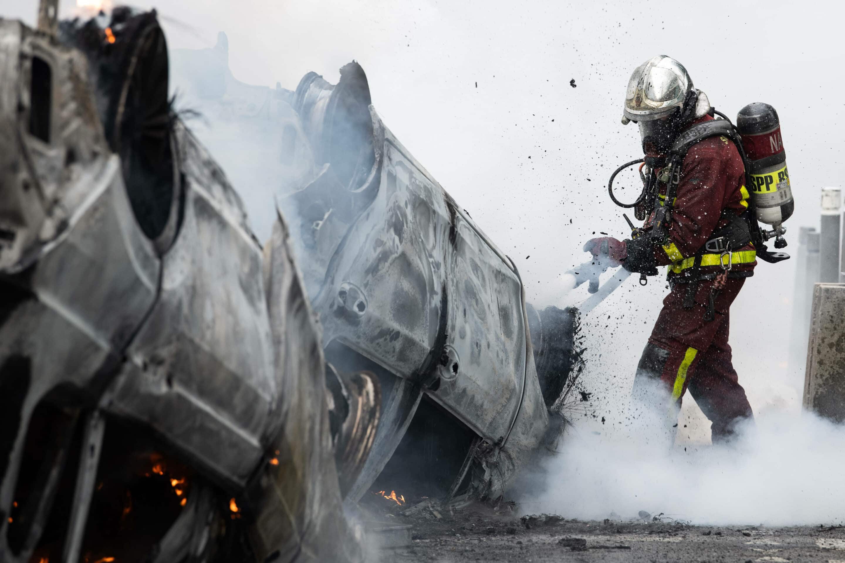 Des manifestants brulent des voitures et les pompiers interviennent. 
Jeudi 29 juin 2023, Nanterre. France.//ACCORSINIJEANNE_VIOLENCE.SIPA.0050/Credit:JEANNE ACCORSINI/SIPA/2306300200