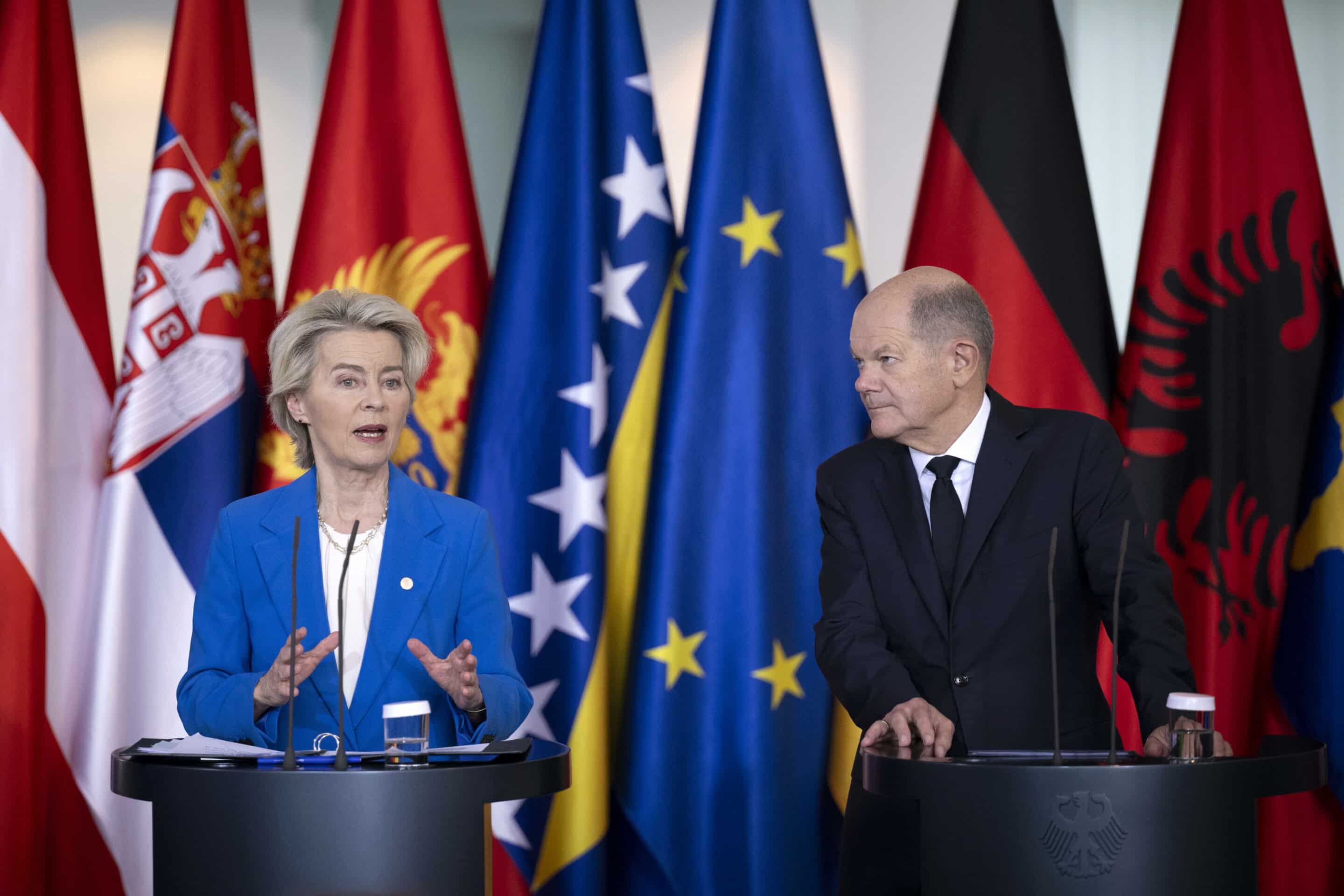 Ursula von der Leyen, présidente de la Commission européenne, et Olaf Scholz, chancelier de l'Allemagne (SPD, à droite), lors de la conférence de presse suivant le Sommet du Processus de Berlin 2024.