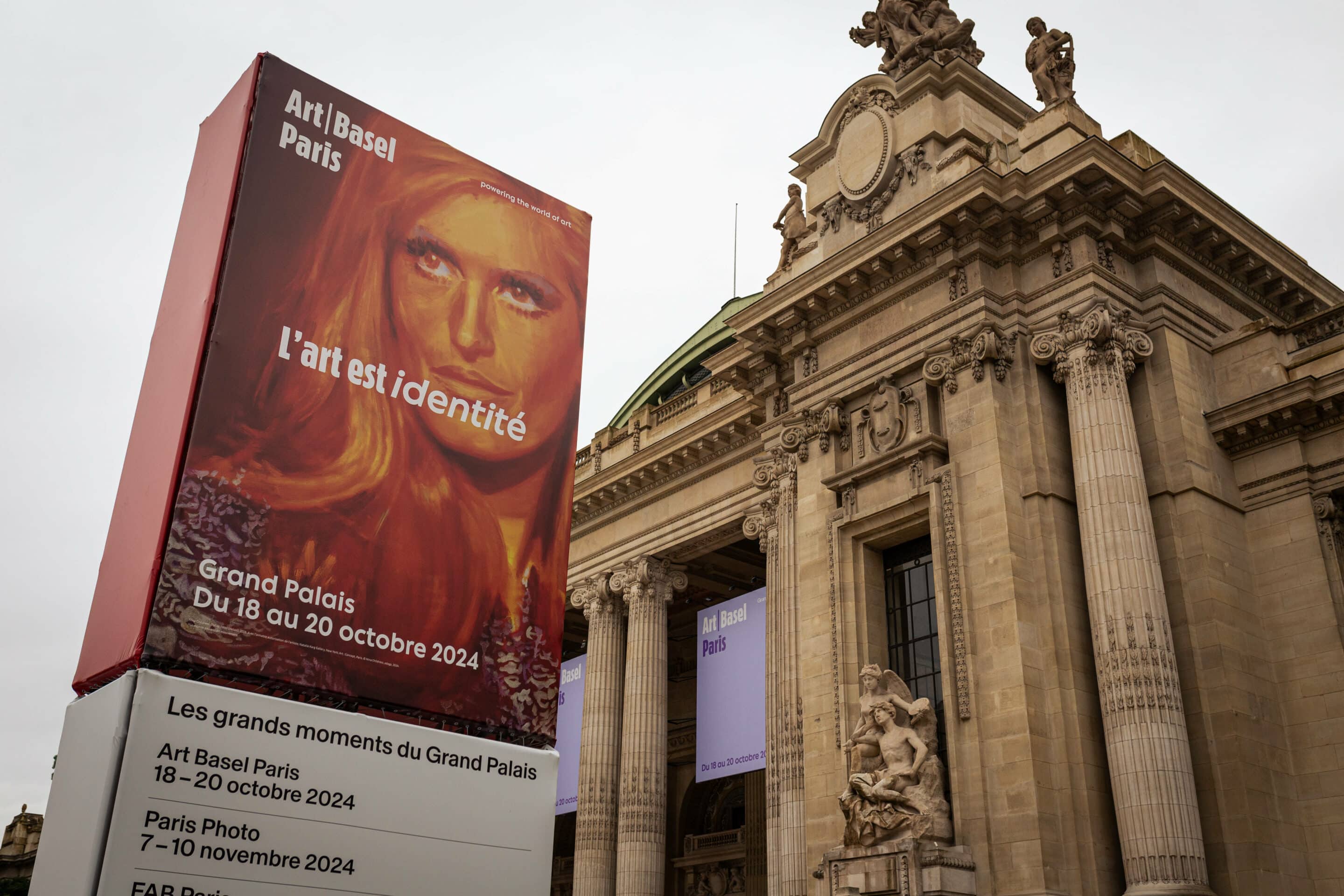 Entrée du Grand Palais avec l'affiche de l'édition de cette année d'Art Basel Paris, 2024//SIPA/2410211816