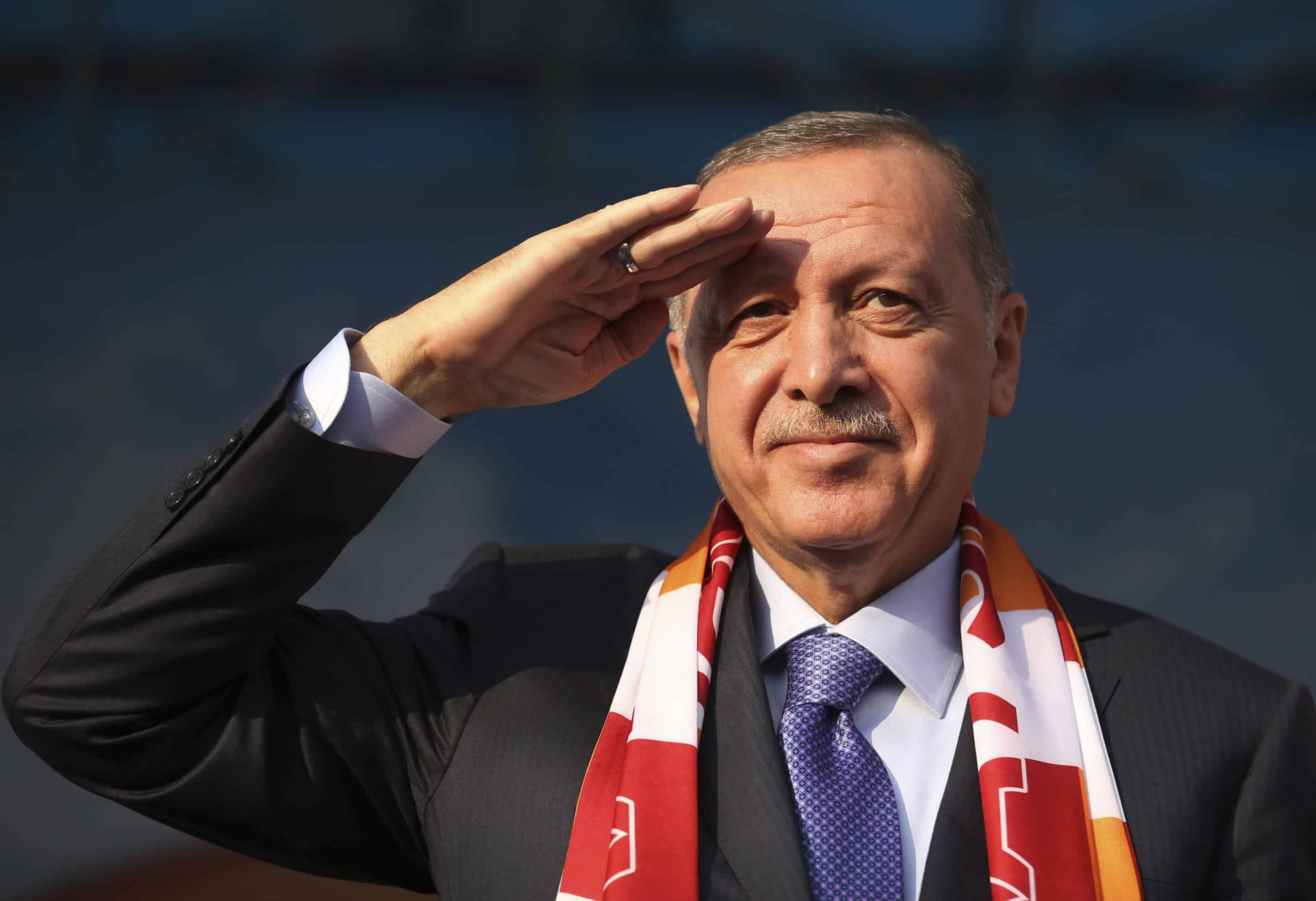 Le président turc Recep Tayyip Erdogan adresse un salut militaire à ses partisans lors d'un rassemblement à Kayseri, en Turquie, 2019. SIPA //1910191856