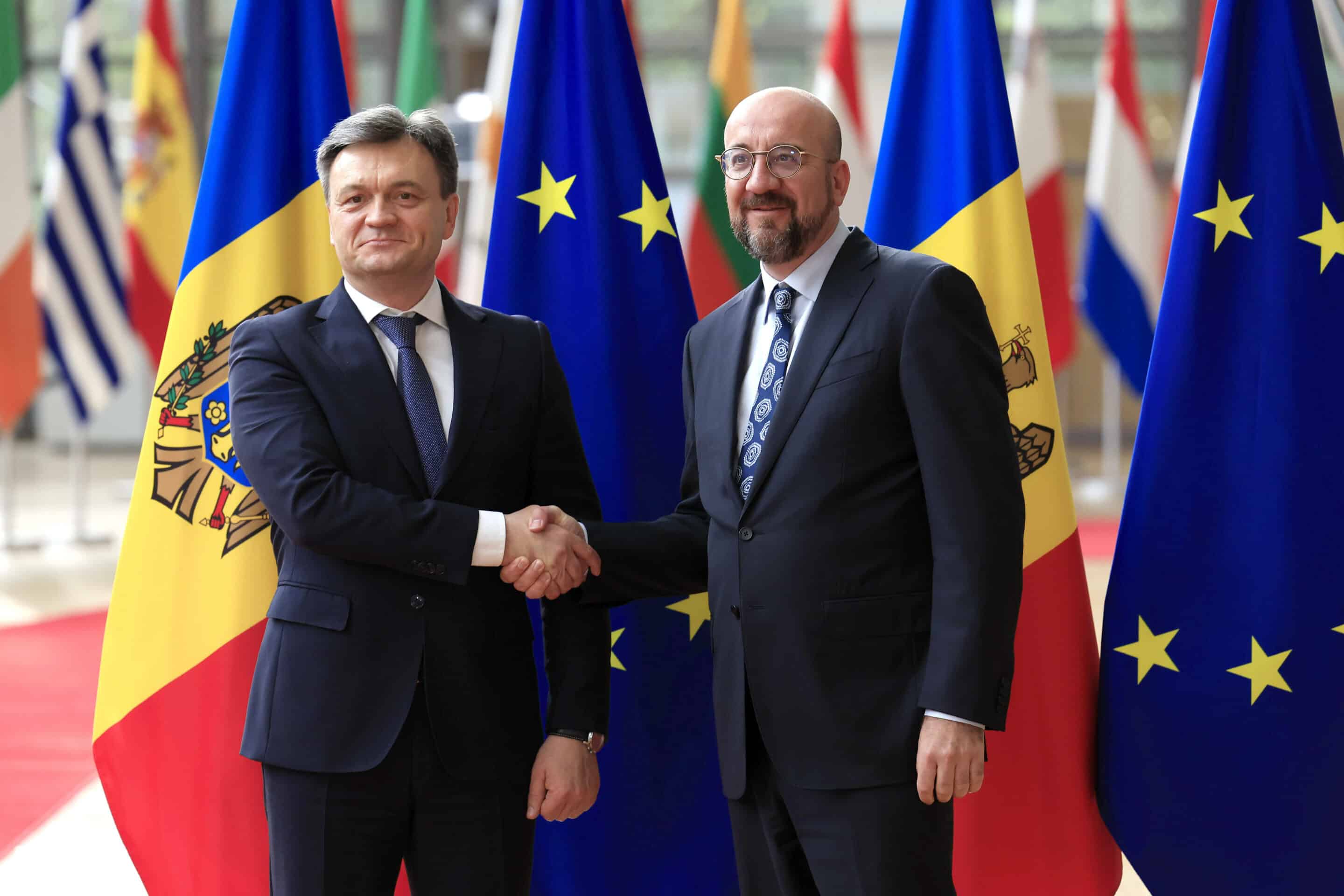 Charles Michel, à droite, serre la main du Premier ministre de la Moldavie, Dorin Recean, alors qu'ils arrivent pour le Conseil d'Association UE-Moldavie, 2024 //(AP Photo/Geert Vanden Wijngaert)