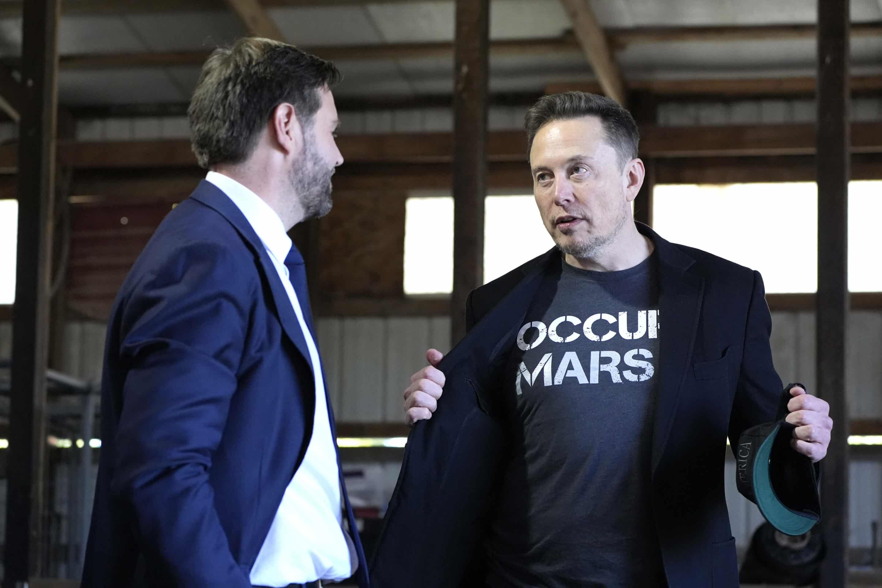 Elon Musk, portant un t-shirt sur lequel est inscrit "Occupy Mars", et le sénateur JD Vance, candidat républicain à la vice-présidence. R-Ohio, //PAPU618/24279762355173//2410052315