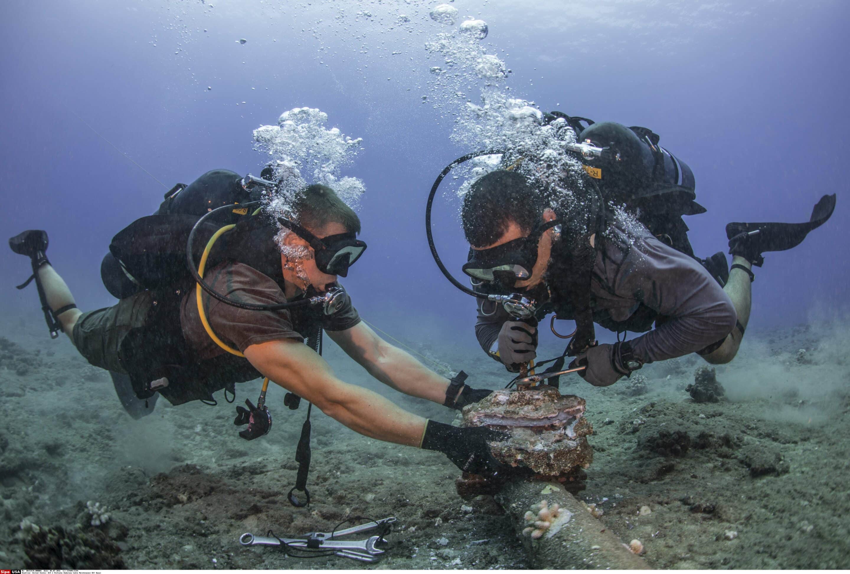 L'armée des États-Unis effectue une maintenance des câbles sous-marins dans l'océan Pacifique, julliet 2016.// SIPA_1607251913