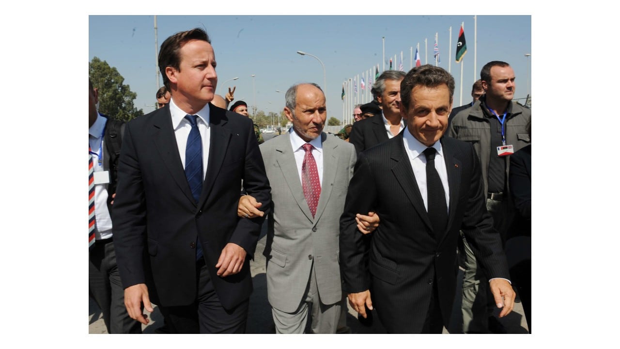 David Cameron, Nicolas Sarkozy et Mustafa Abdul-Jalil, à l'époque chef du CNT, avant une visite au Centre médical de Tripoli, jeudi 15 septembre 2011.// SIPA 1109151659