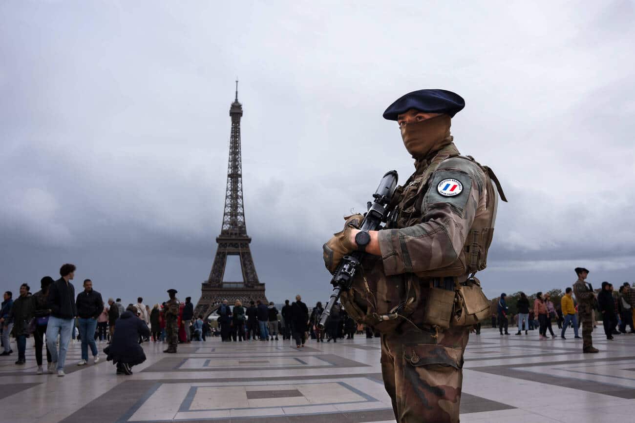 A French military man from "Operation Sentinelle" guards the Trocadero area in front of the Eiffel Tower, crowded with tourists, as France is on high alert for terrorism due to the Palestinian-Israeli conflict. Dozens of French military and police are deployed throughout Paris because of multiple bomb threats. - Ximena Borrazas / SOPA Images//SOPAIMAGES_SOPA016611/Credit:SOPA Images/SIPA/2310221135