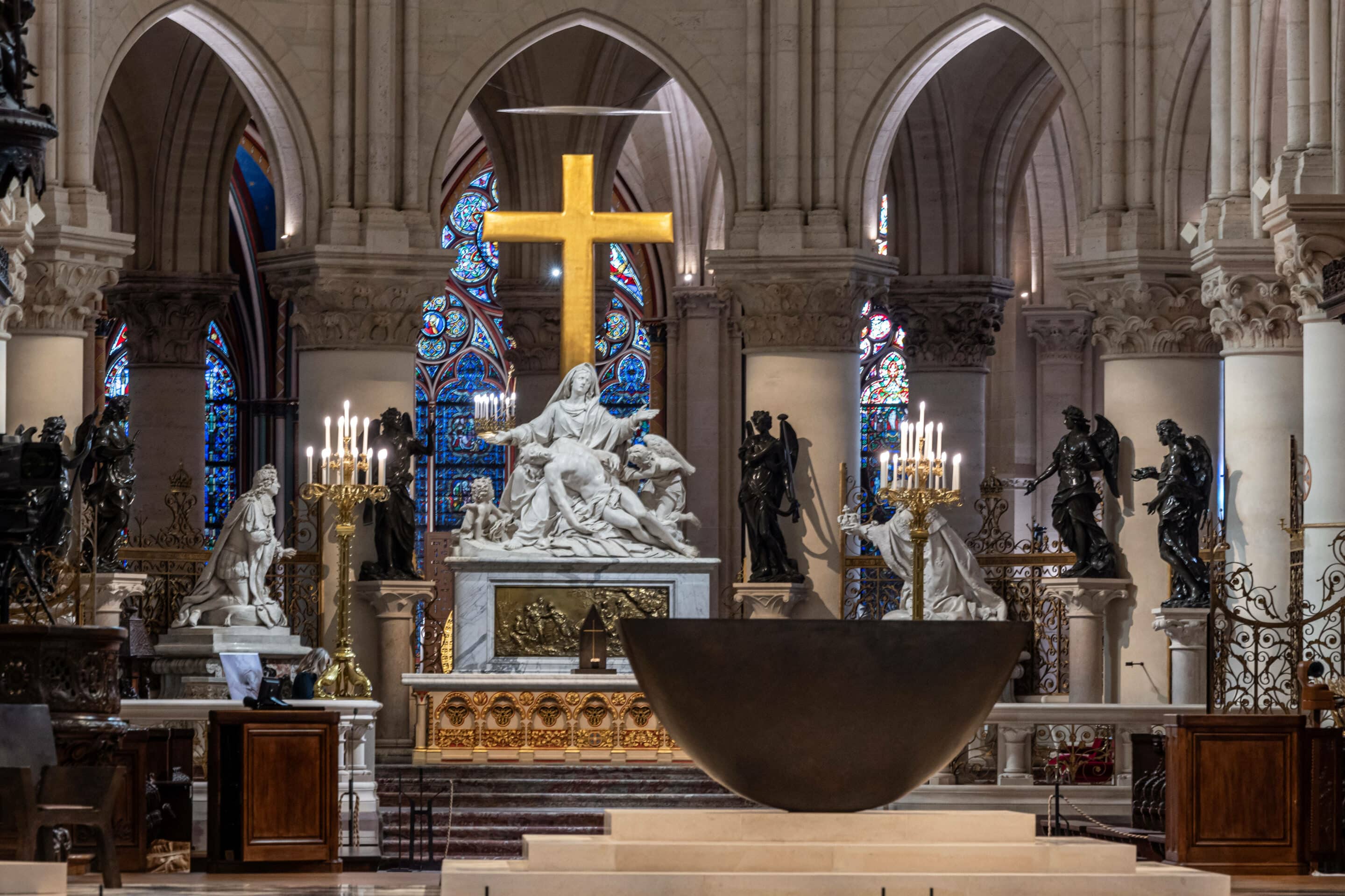 En arrière plan, l'autel de Notre-Dame de Paris, qui a échappé à la destruction de l'incendie.
Credit:CHRISTOPHE PETIT TESSON //SIPA/2411291655